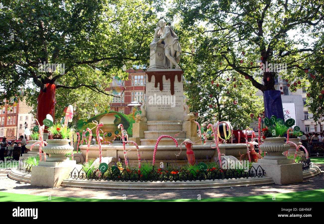 Les jardins publics de Leicester Square, dans le centre de Londres, sont transformés en une scène de Charlie et de la chocolaterie. Banque D'Images