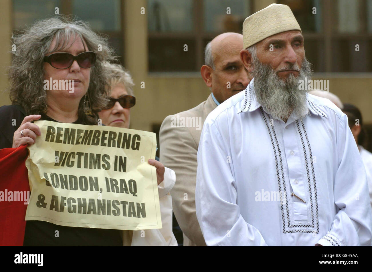 L'Association musulmane de Grande-Bretagne organise une veillée à George Square, à Glasgow, pour les victimes des attentats à la bombe de Londres. L'événement, organisé par l'Association musulmane de Grande-Bretagne, la Coalition Stop the War et le CND écossais, vise également à souligner l'opposition publique aux attaques islamophobes menées depuis l'apparition des suspects. Banque D'Images