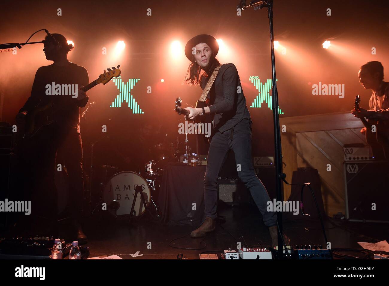 James Bay se produit sur scène à l'O2 Academy de Birmingham, dans le cadre de la tournée de radio X Road Trip à travers le Royaume-Uni. Banque D'Images