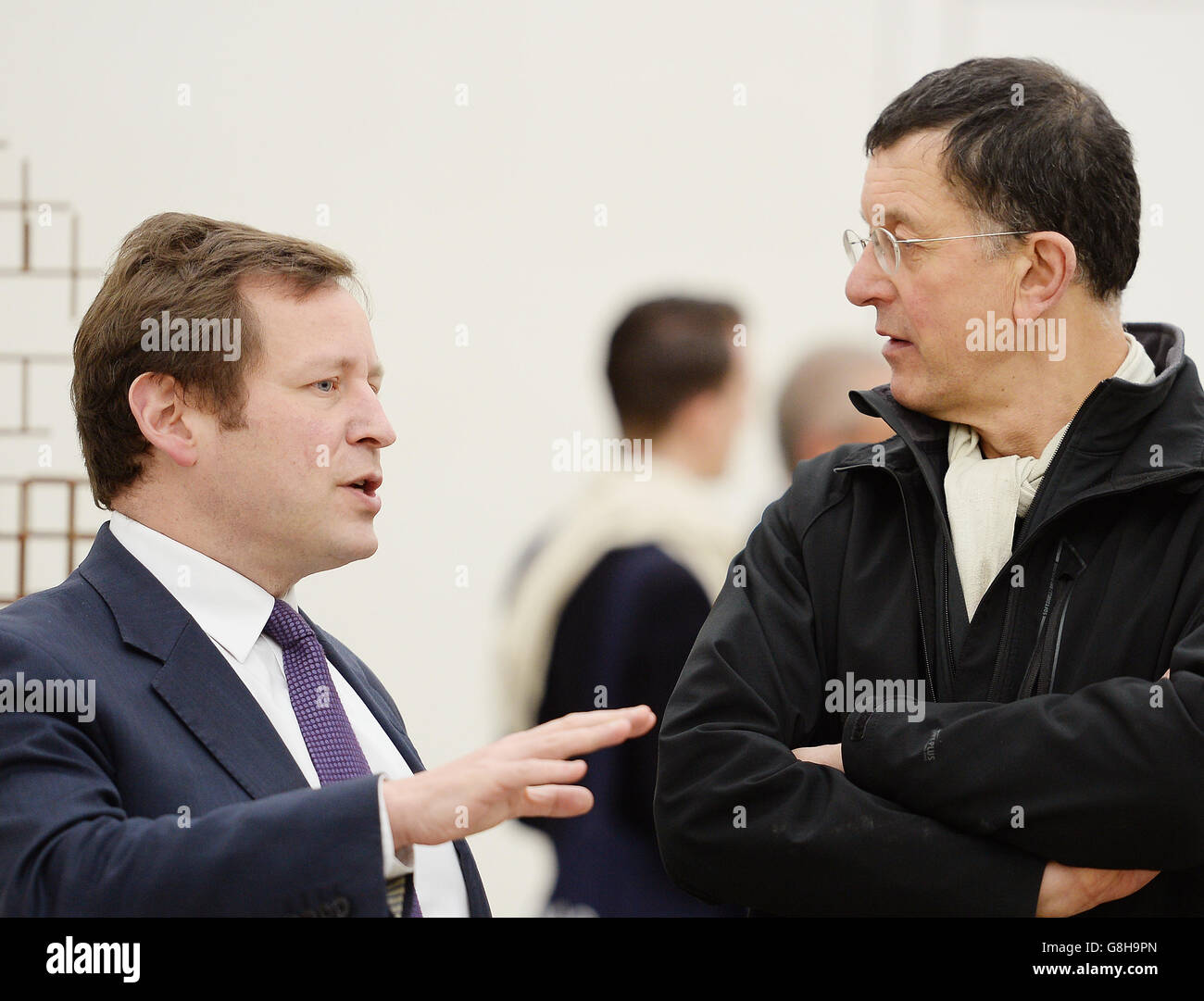 Le sculpteur Antony Gormley (à droite) avec le ministre de la Culture Ed Vaizey à son atelier de studio dans le nord de Londres lors du lancement de Great Works, une nouvelle initiative d'art contemporain qui permettra d'acheter chaque année une œuvre majeure d'un artiste britannique de premier plan pour un musée ou une galerie du Royaume-Uni. Banque D'Images
