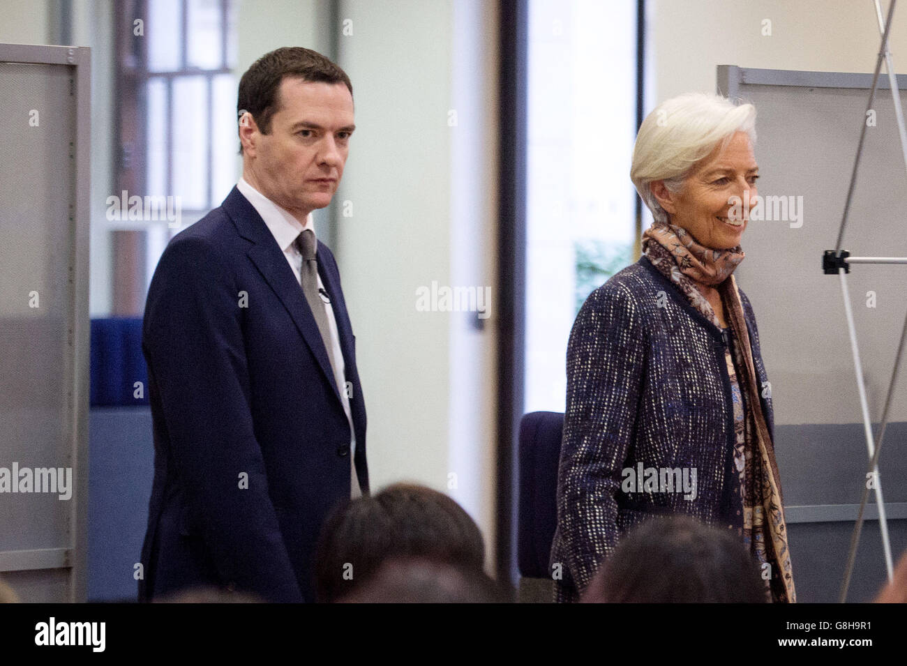 Le Chancelier de l'Echiquier George Osborne arrive à une conférence de presse au Trésor à Londres avec la Directrice générale du Fonds monétaire international Christine Lagarde (à droite), où elle présente la déclaration finale pour la consultation de l'Article IV du FMI 2015 avec la HM Treasury du Royaume-Uni. Banque D'Images