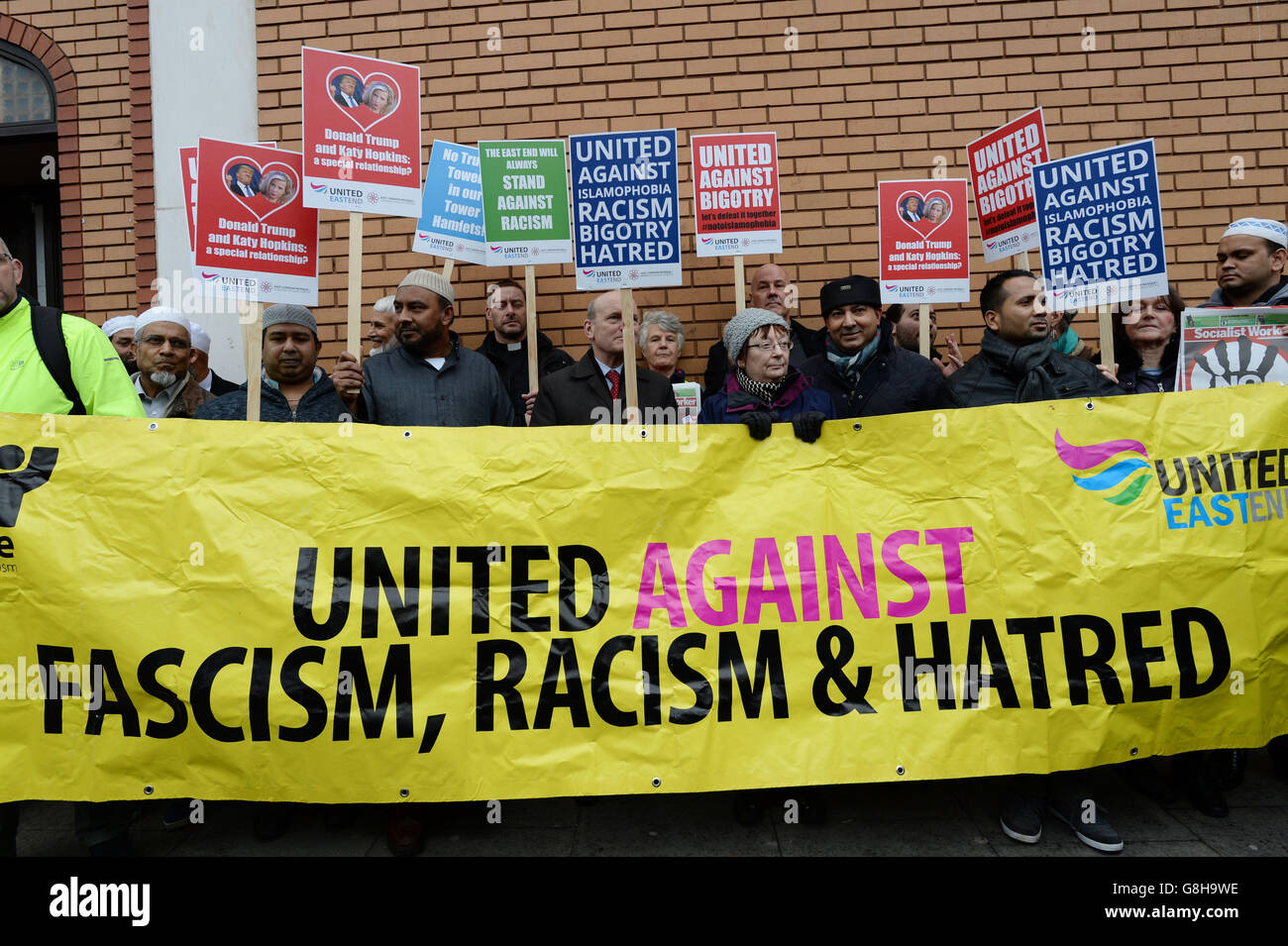 Un « spectacle de solidarité » à l'extérieur de la mosquée de l'est de Londres à Whitechapel contre les commentaires de Donald Trump, un espoir présidentiel américain, après que le magnat de l'immobilier et la star de la télé-réalité ont appelé à empêcher les musulmans d'entrer aux États-Unis et à sa déclaration selon laquelle certaines parties de Londres étaient si « radicalisées » que la police craignait pour leur vie. Banque D'Images