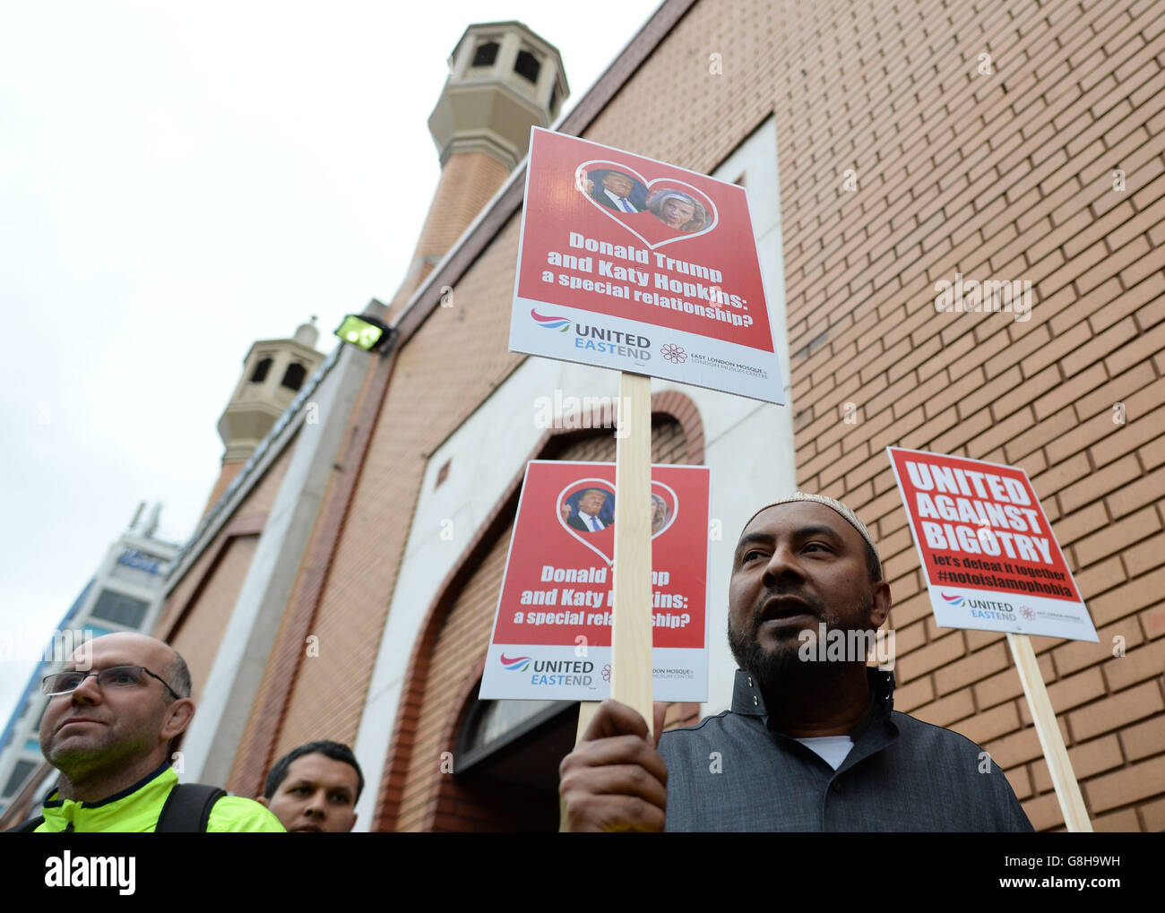 Un « spectacle de solidarité » à l'extérieur de la mosquée de l'est de Londres à Whitechapel contre les commentaires de Donald Trump, un espoir présidentiel américain, après que le magnat de l'immobilier et la star de la télé-réalité ont appelé à empêcher les musulmans d'entrer aux États-Unis et à sa déclaration selon laquelle certaines parties de Londres étaient si « radicalisées » que la police craignait pour leur vie. Banque D'Images