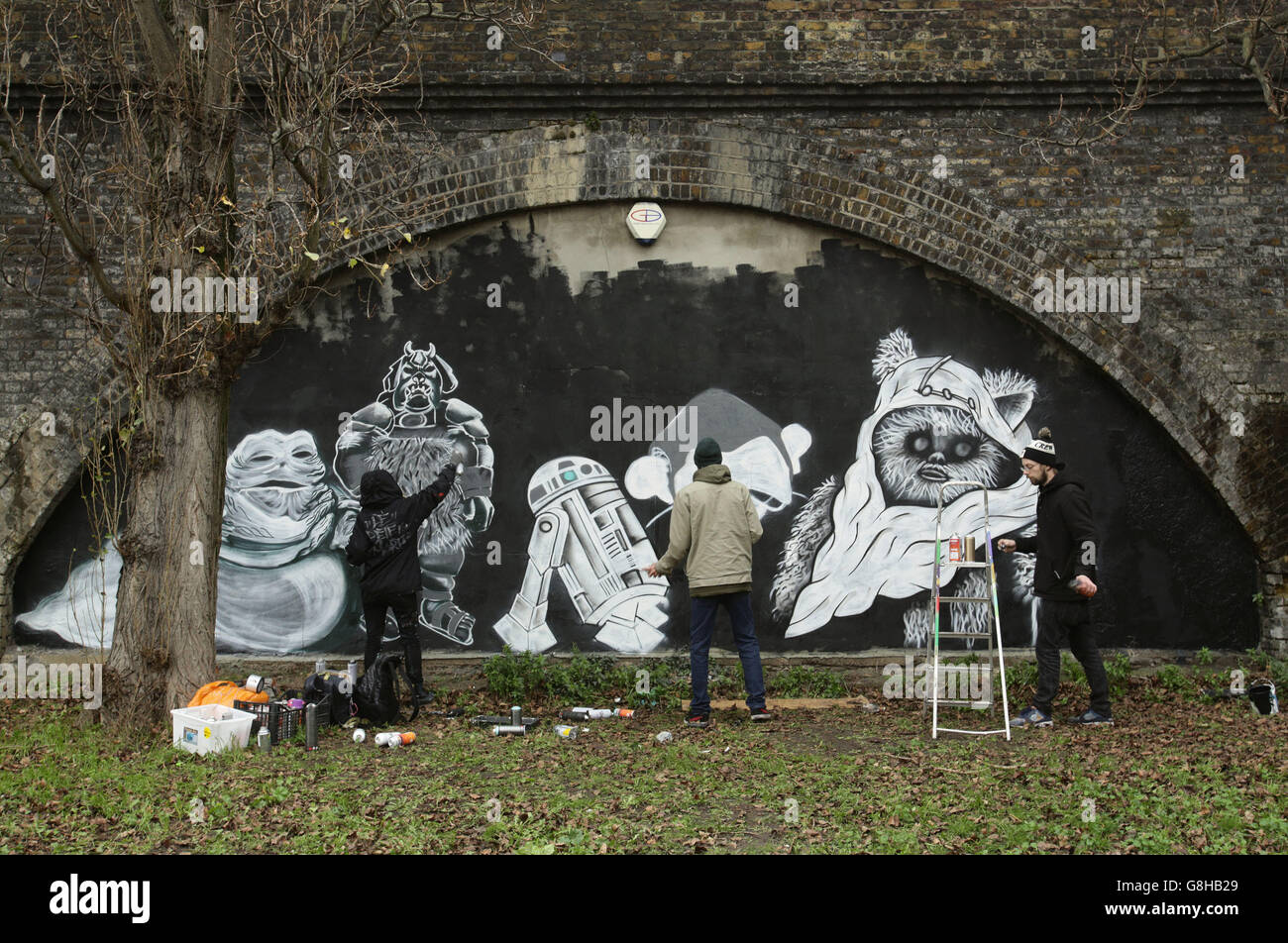 Des artistes de Wood Street Walls travaillent sur des peintures murales sur le thème de Star Wars sur Grove Green Road à Leytonstone, dans l'est de Londres, Pour coïncider avec le dévoilement d'une plaque du patrimoine bleu de Waltham Forest pour célébrer la vie de l'artiste de maquillage Stuart Freeborn, qui a travaillé sur les films Star Wars et a créé les personnages de Chewbacca et Yoda. Banque D'Images