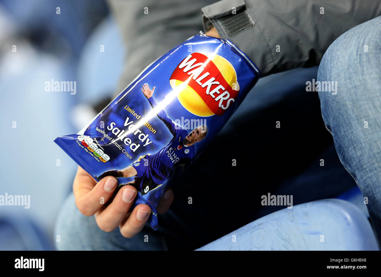 Un fan mange en édition limitée des « Vardy Salted » Walters avant le match de la Barclays Premier League au King Power Stadium de Leicester. Banque D'Images