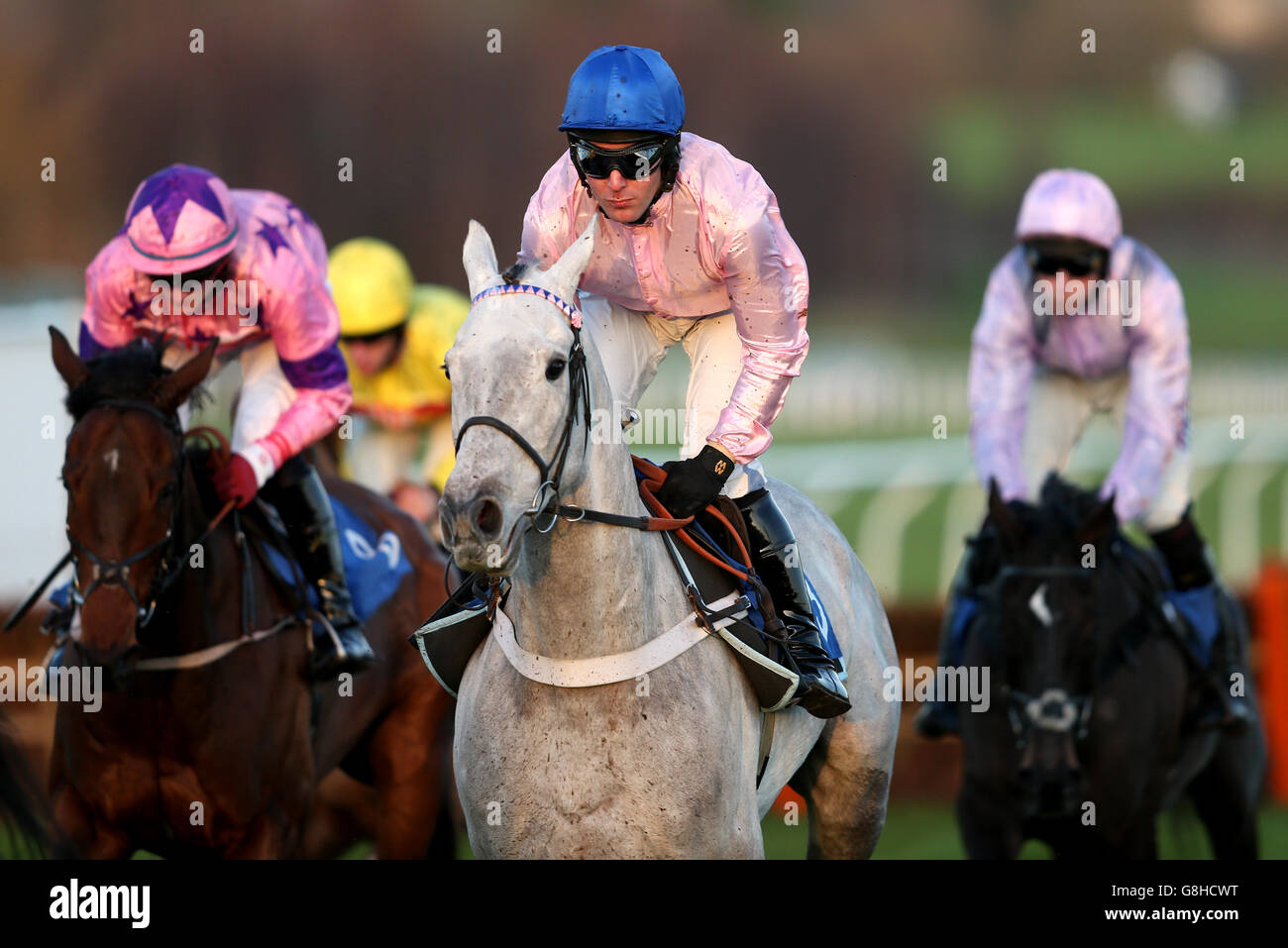 Courses de Cheltenham - l'International - première journée.Baden criblé par le jockey Andrew Tinkler pendant le stalion britannique Studs EBF 'National Hunt' novices' hailler Banque D'Images