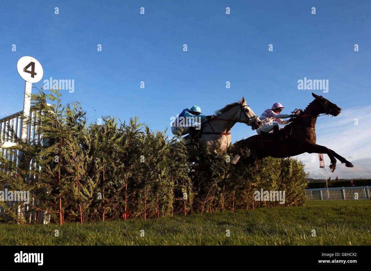 Bénir les ailes criées par le jockey Jamie Codd (à droite) et Valadom monté par le jockey Alain Cawley effacer une clôture pendant Le Glenfarclas Cross Country Chase Banque D'Images