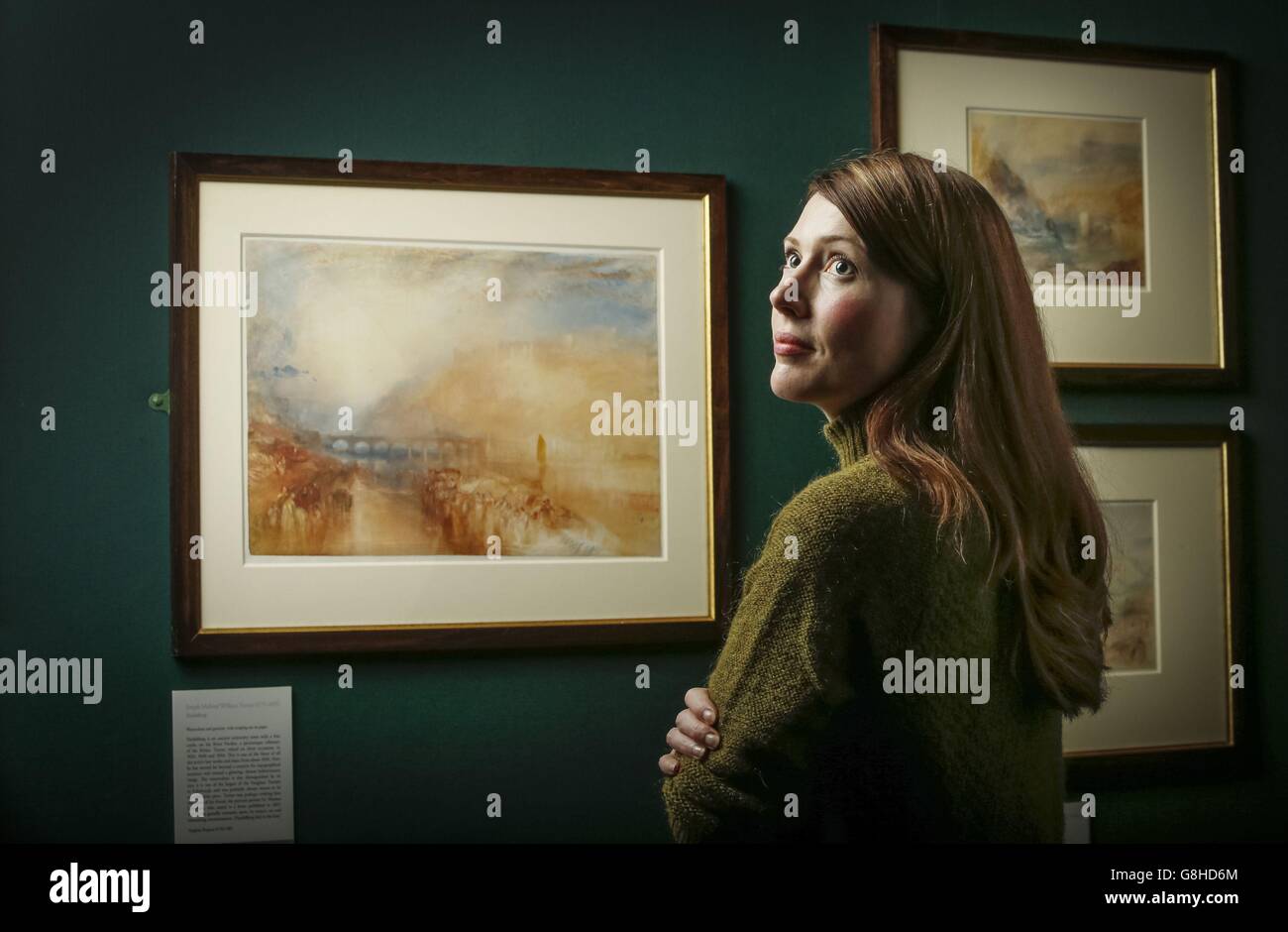 Claire Sylvester, employée de la Scottish National Gallery, avec JMW Turner's Heidelberg, qui fait partie de l'exposition Vaughan Bequel JMW Turner, à la Scottish National Gallery d'Édimbourg. Banque D'Images