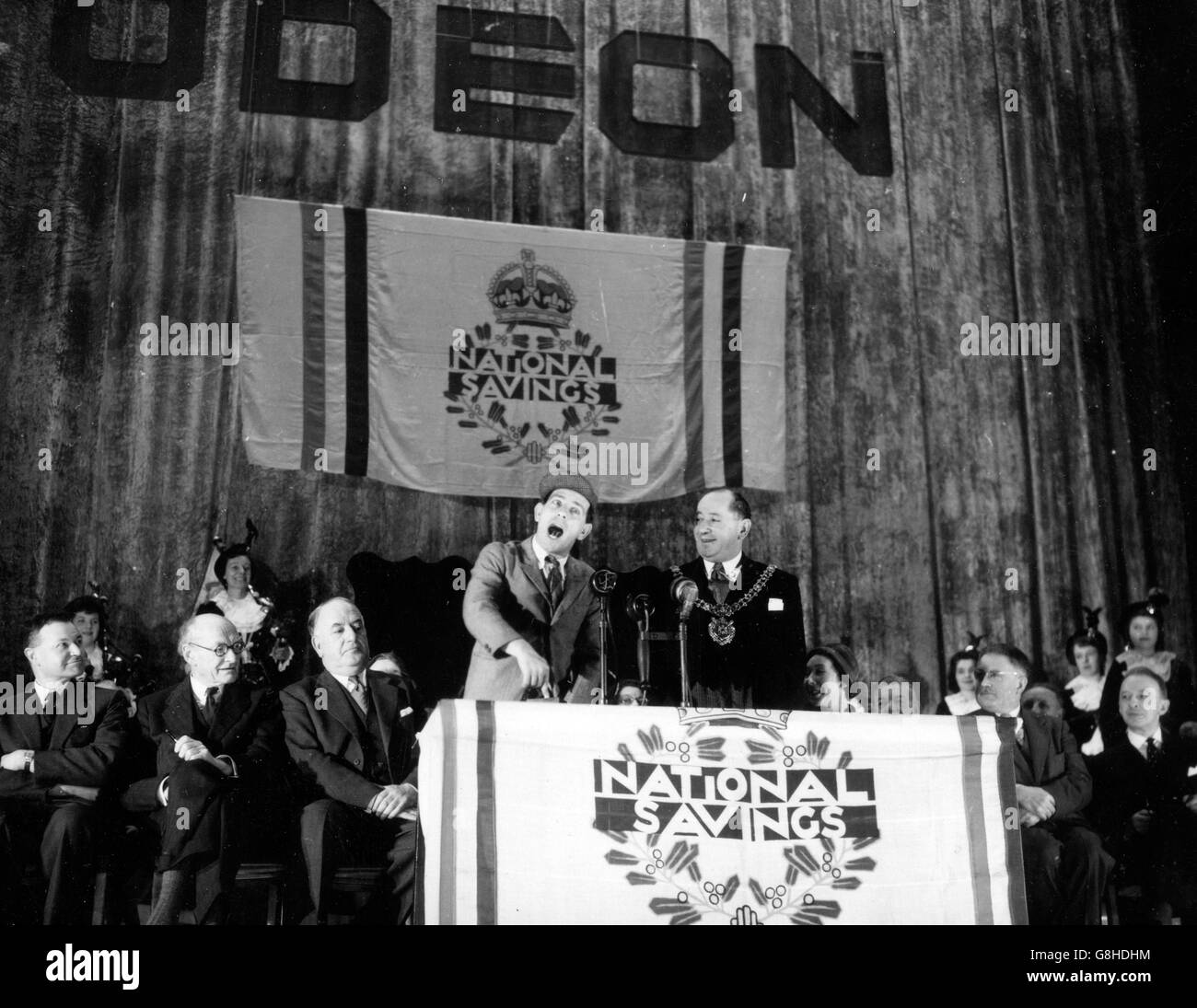 Le comédien Norman Wisdom lance le 7e tirage au sort des obligations Premium par télécommande au cinéma Odeon, Oxford Street, Manchester.Lorsque Norman Wisdom a appuyé sur le bouton, 'Ernie', le sélecteur de robot électronique, est entré en action au bureau des obligations Premium à Lytham St Annes, Lancashire, pour choisir les gagnants de 6,995 prix.*Neg est corrompu.Numérisé à partir du contact. Banque D'Images