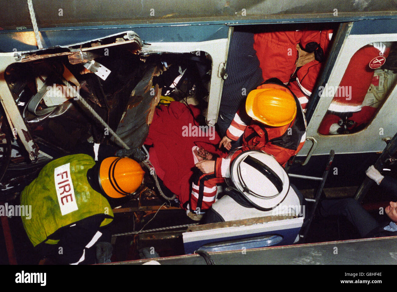 Pompiers et ambulanciers paramédicaux avec un passager blessé à la suite de l'accident à la gare de Cannon Street à Londres. Banque D'Images