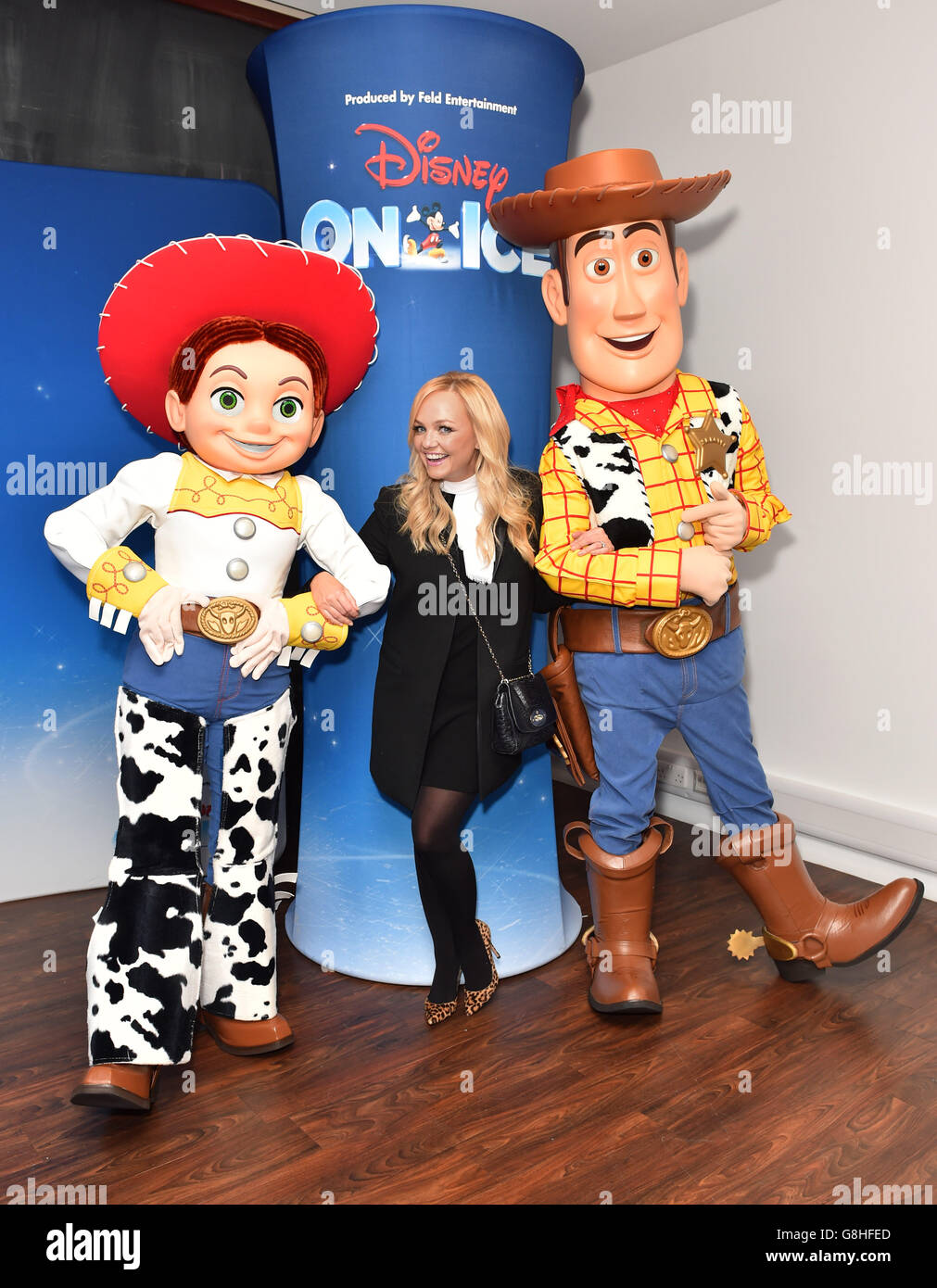 Emma Bunton pose avec Woody et Jessie de Toy Story lors de la soirée d'ouverture de Disney on Ice présente Worlds of Enchantment à l'O2 Arena de Londres. Banque D'Images