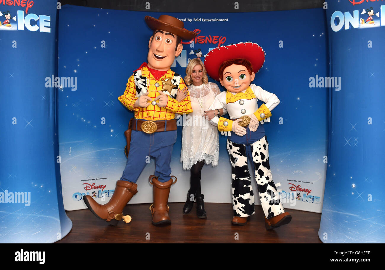 Denise Van Outen pose avec Woody et Jessie de Toy Story lors de la soirée d'ouverture de Disney on Ice présente Worlds of Enchantment à l'O2 Arena de Londres. Banque D'Images