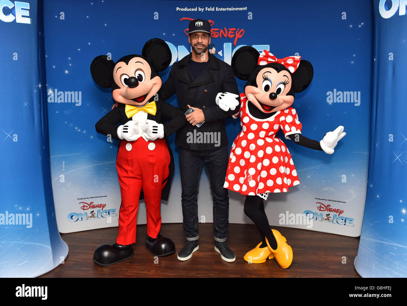 Rio Ferdinand pose avec Mickey et Minnie Mouse lors de la soirée d'ouverture de Disney on Ice présente Worlds of Enchantment à l'O2 Arena de Londres. Banque D'Images