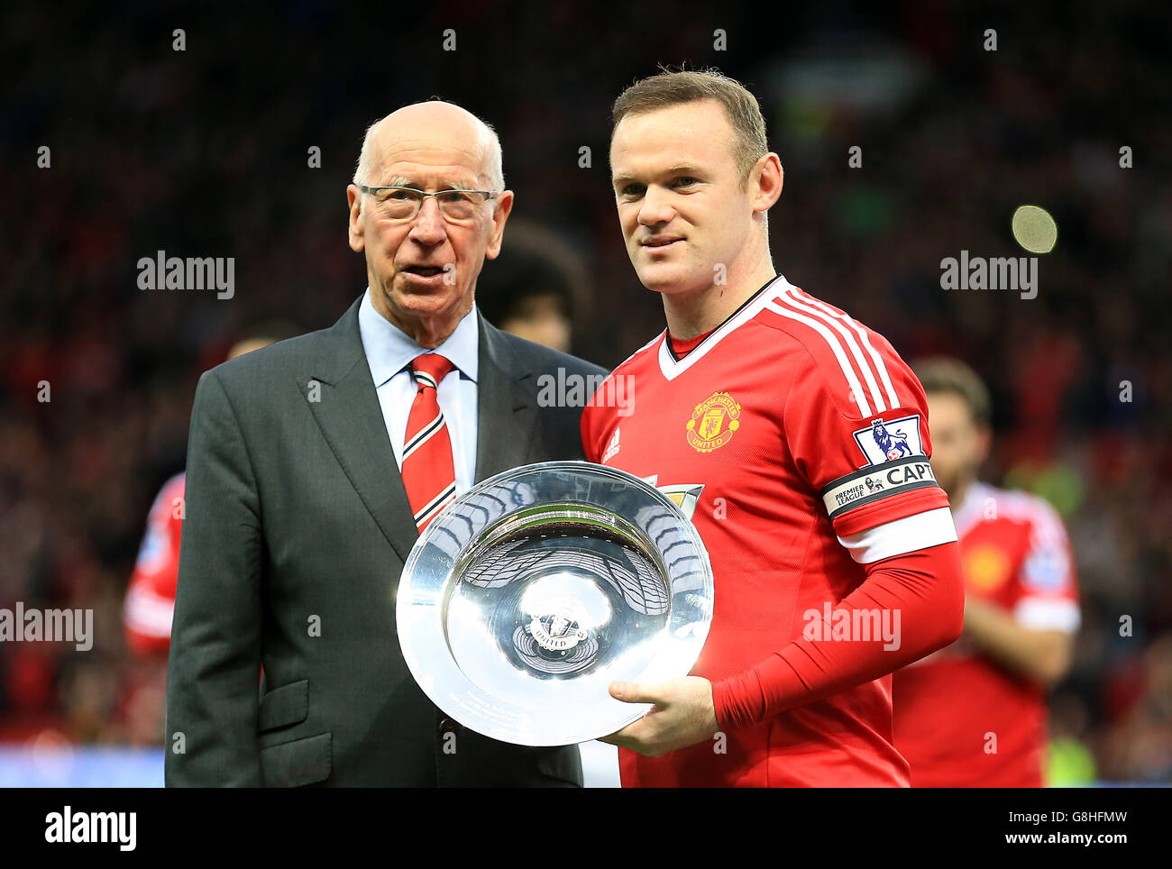 Sir Bobby Charlton présente Wayne Rooney de Manchester United avec un trophée marquant sa 500e apparition pour le club Banque D'Images