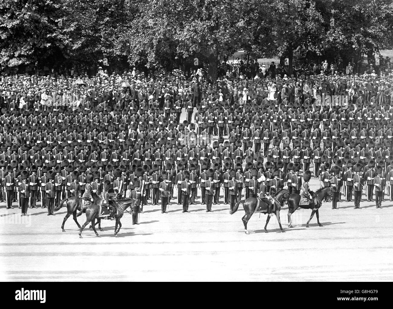 Le roi George V, le prince de Galles et le duc de Connaught descendant la cage à oiseaux en chemin vers la parade des gardes à cheval pour la présentation des couleurs. Banque D'Images