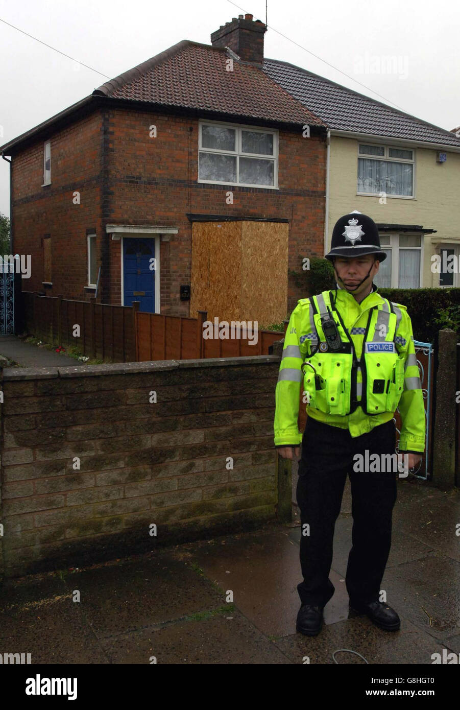 La scène de Heybarnes Road, après le kamikaze Yasin Hassan Omar, qui devait être le kamikaze, a été capturée par des officiers anti-terroristes. La maison reste fermée aujourd'hui, mais la police des West Midlands a soulevé un cordon plus large la nuit dernière, permettant aux résidents de retourner dans les maisons voisines. Banque D'Images