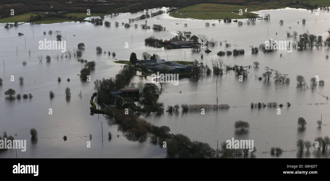 Les champs et routes inondés près d'Athlone, Co Westmeath comme les eaux le long de la rivière Shannon sont censés dépasser les niveaux d'inondation sévères avec jusqu'à 80 mm de pluie prévus pour frapper les comtés déjà dévastés ce week-end. Banque D'Images