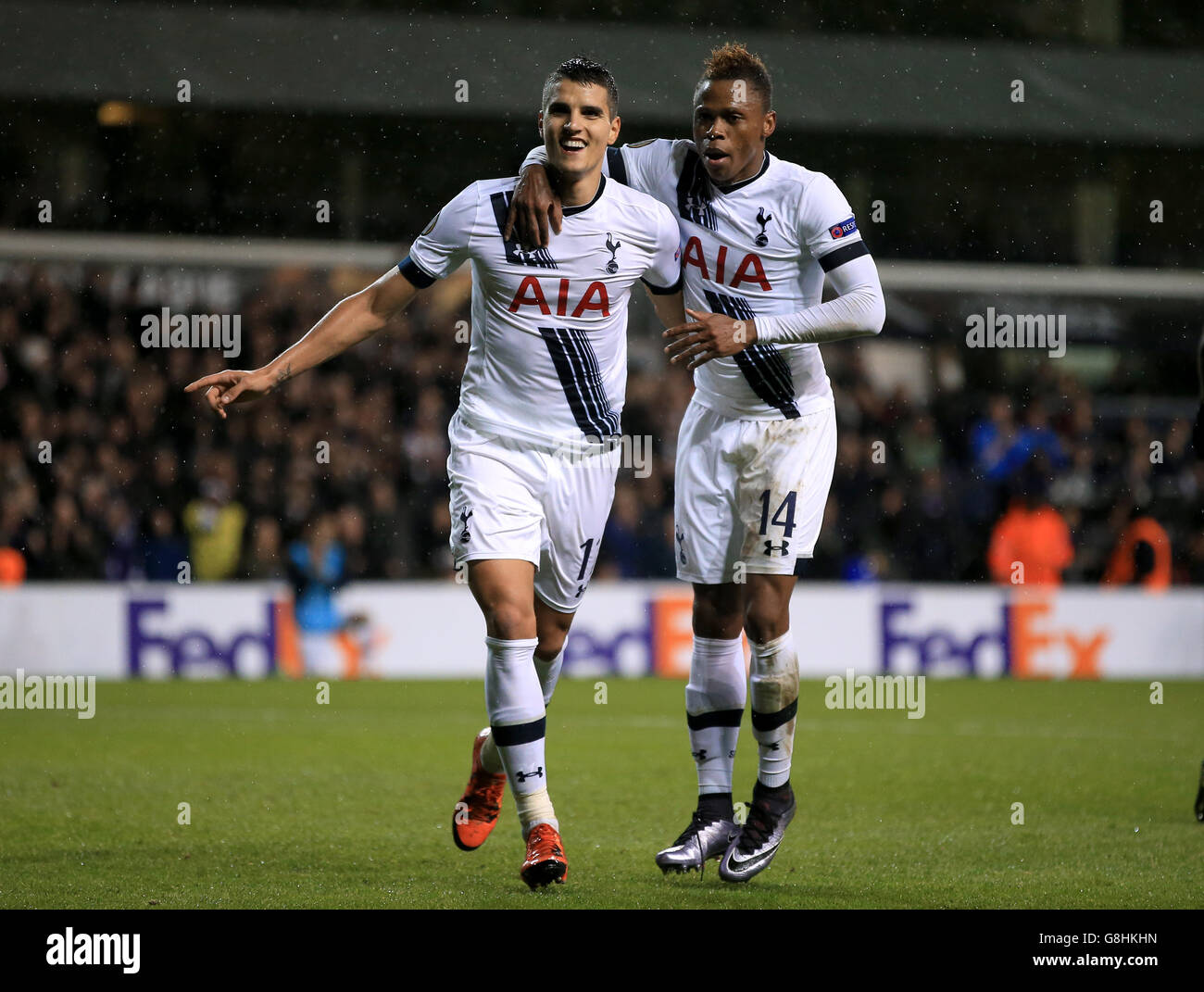 Erik Lamela, de Tottenham Hotspur (à gauche), célèbre le troisième but de son camp et termine son tour de passe-passe avec Clinton Njie, coéquipier, lors du match de l'UEFA Europa League à White Hart Lane, Londres. Banque D'Images