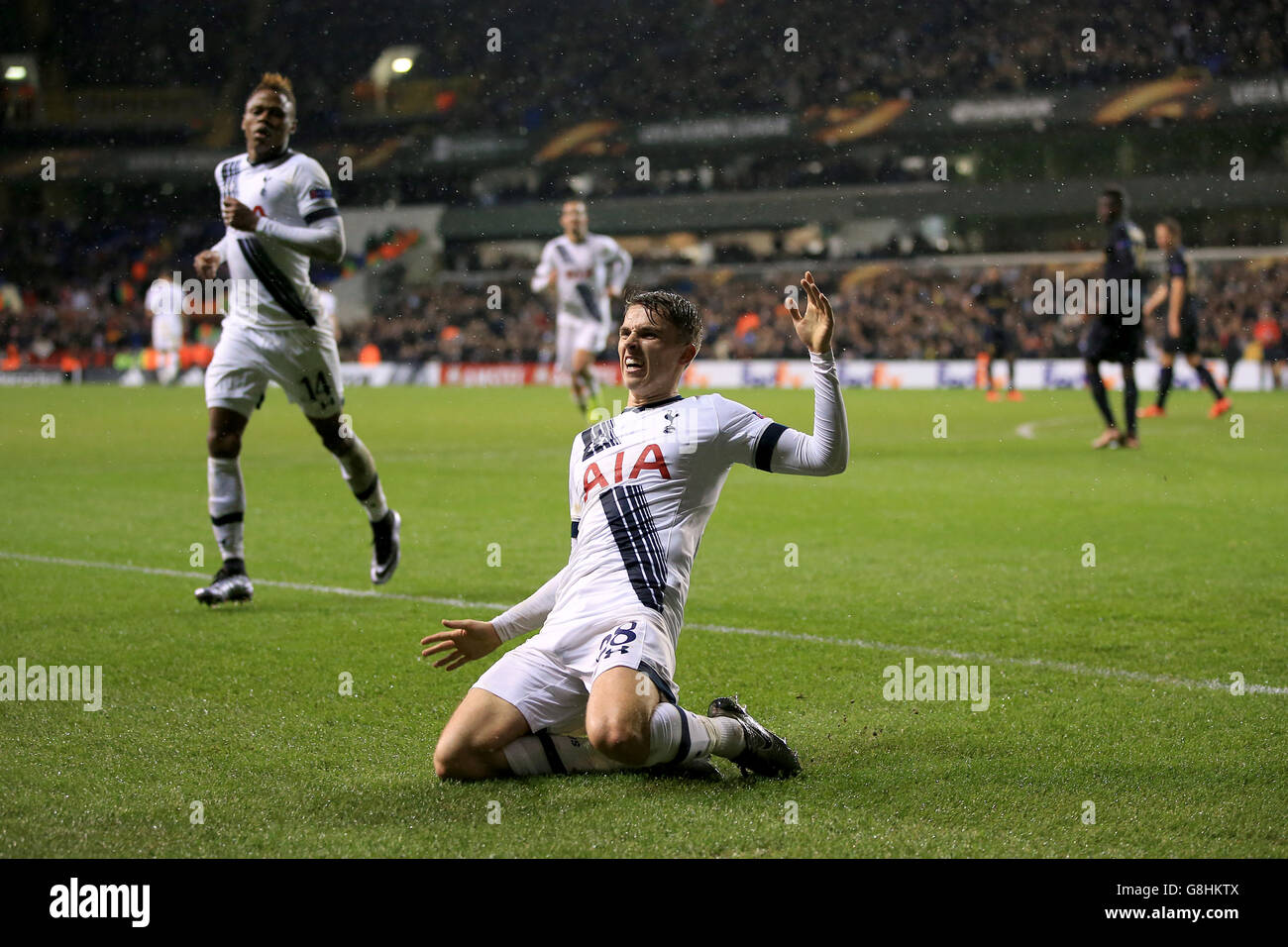 Tom Carroll de Tottenham Hotspur célèbre son quatrième but lors du match de l'UEFA Europa League à White Hart Lane, Londres. Banque D'Images