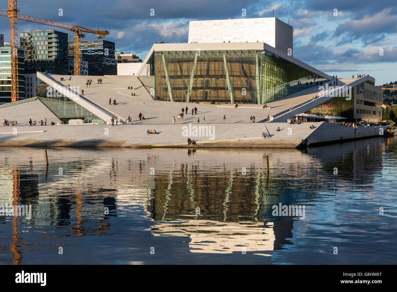 Oslo Opera House reflète dans la baie au coucher du soleil Banque D'Images