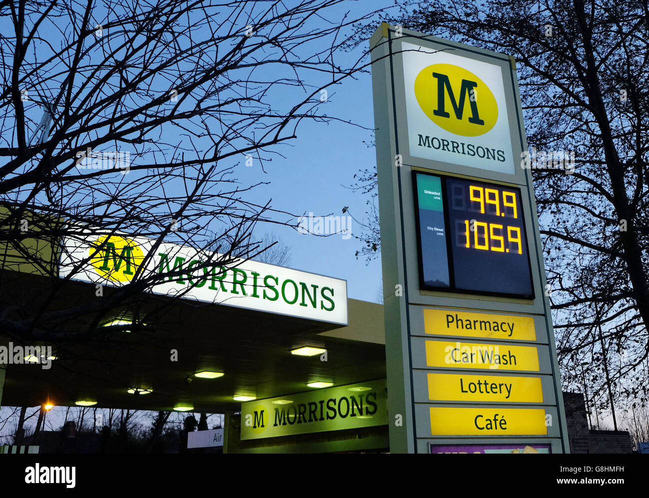 Morrison's à Whitley Bay, où l'essence a chuté à moins de 25 kg 1. Asda et Morrisons ont tous deux réduit le coût de l'essence à moins de 1 livre le litre, ce qui a fait monter les enjeux de la guerre des prix de Noël. Banque D'Images