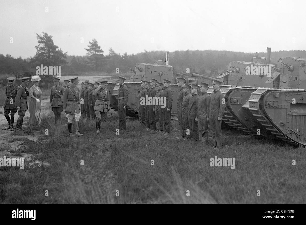 Le roi George V inspecte les chars et leurs équipages après avoir assisté à des opérations sur le terrain à Foresters Hill à Aldershot. Banque D'Images