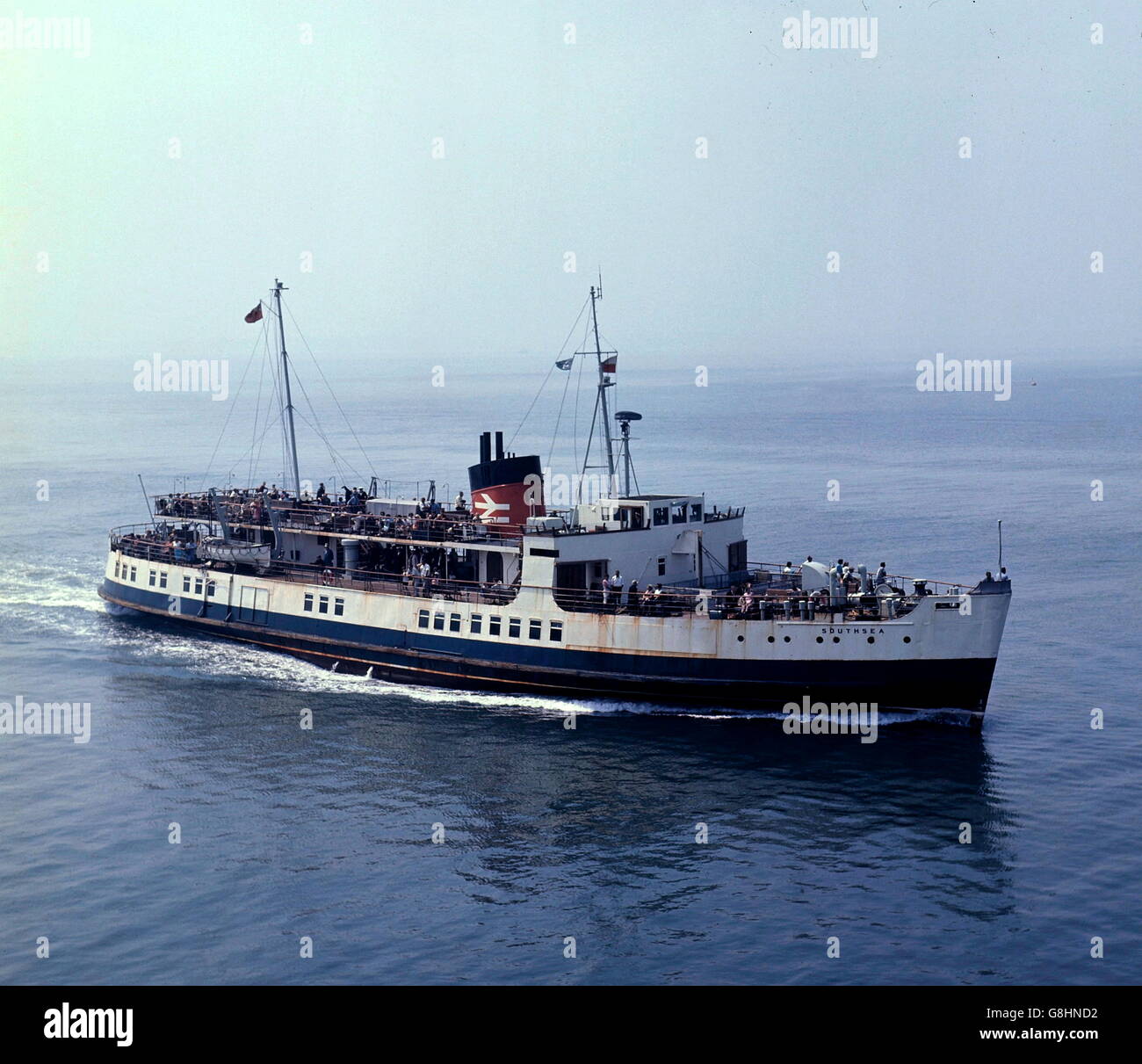 AJAXNETPHOTO. Juillet 13th, 1967. PORTSMOUTH, Angleterre. - CROSS SOLENT - traversier M.V. SOUTHSEA chargé avec passagers, ENTRANT DANS LE PORT DE PORTSMOUTH. PHOTO:JONATHAN EASTLAND/AJAX REF:C6726 8 Banque D'Images