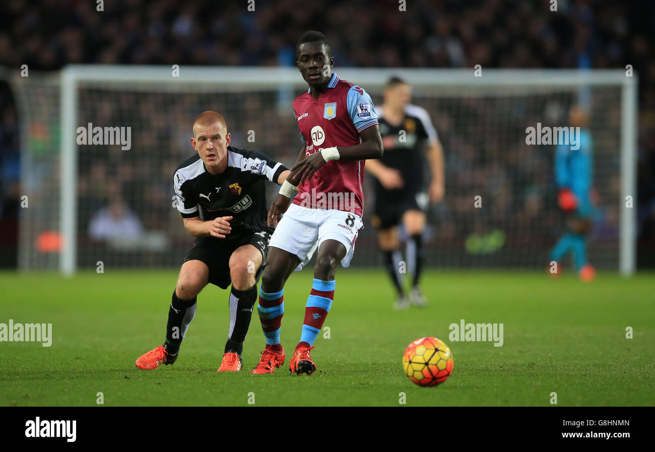 Aston Villa v Watford - Barclays Premier League - Villa Park.Idrissa Gueye (au centre) et Ben Watson (à gauche) de Watford en action Banque D'Images