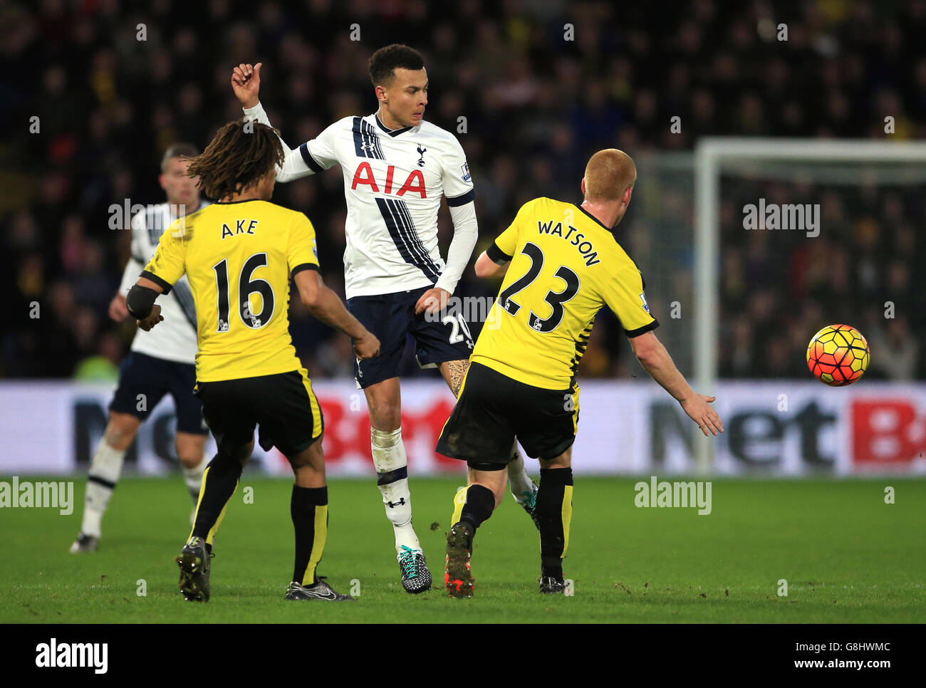 Watford v Tottenham Hotspur - Barclays Premier League - Vicarage Road.Le DELE Alli (au centre) de Tottenham Hotspur est en action avec Nathan ake (à gauche) de Watford et Ben Watson. Banque D'Images