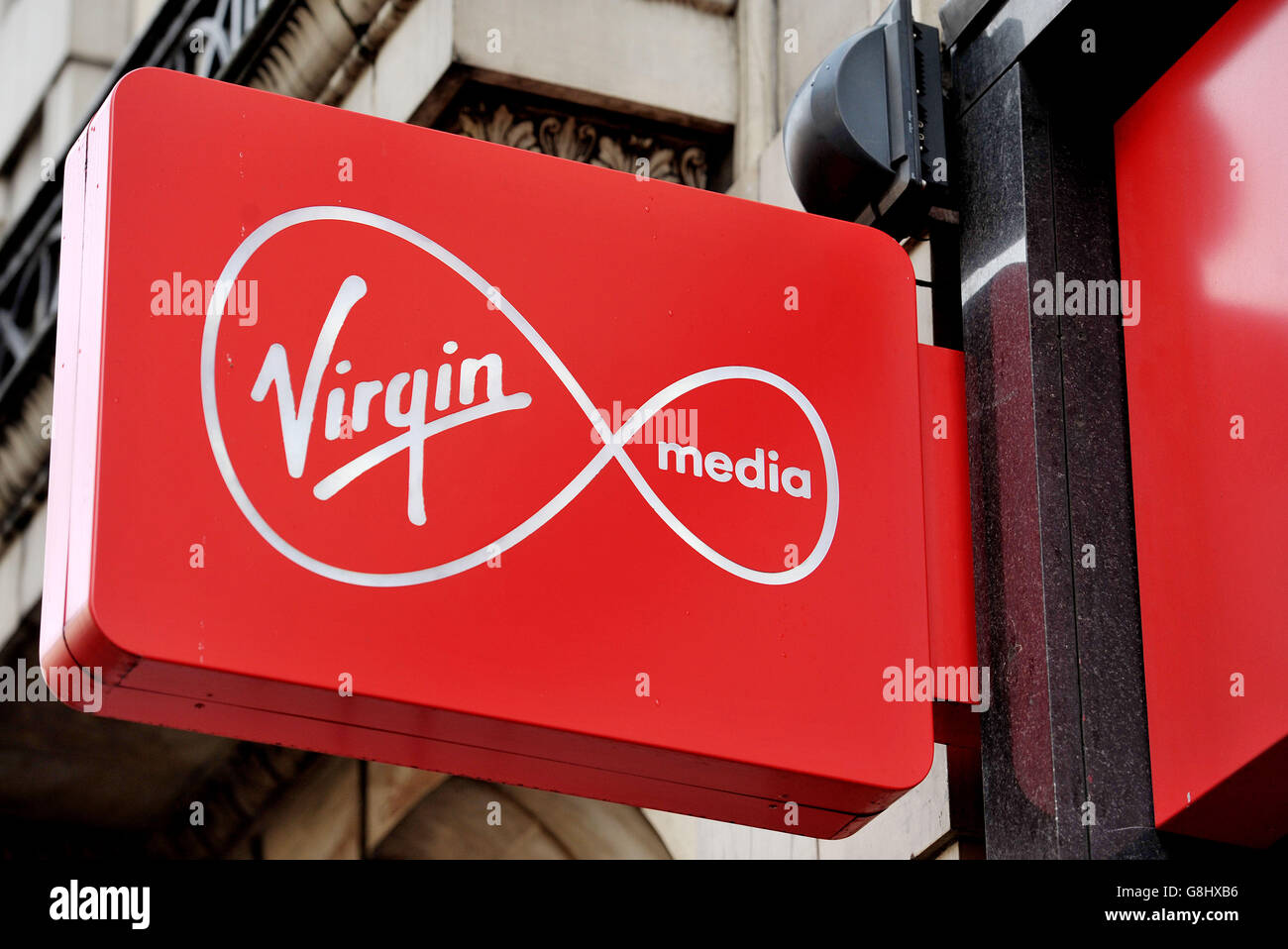 Stock d'affiches d'atelier.Une enseigne pour Virgin Media dans le centre de Londres. Banque D'Images