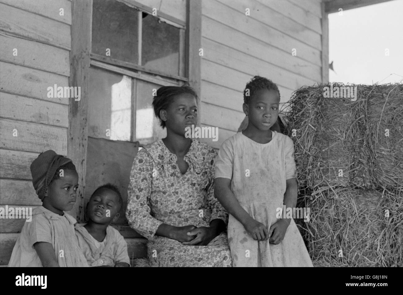 Famille métayer sur Cabin Porch, New Madrid Comté (Missouri, USA, Russell Lee, Mai 1938 Banque D'Images