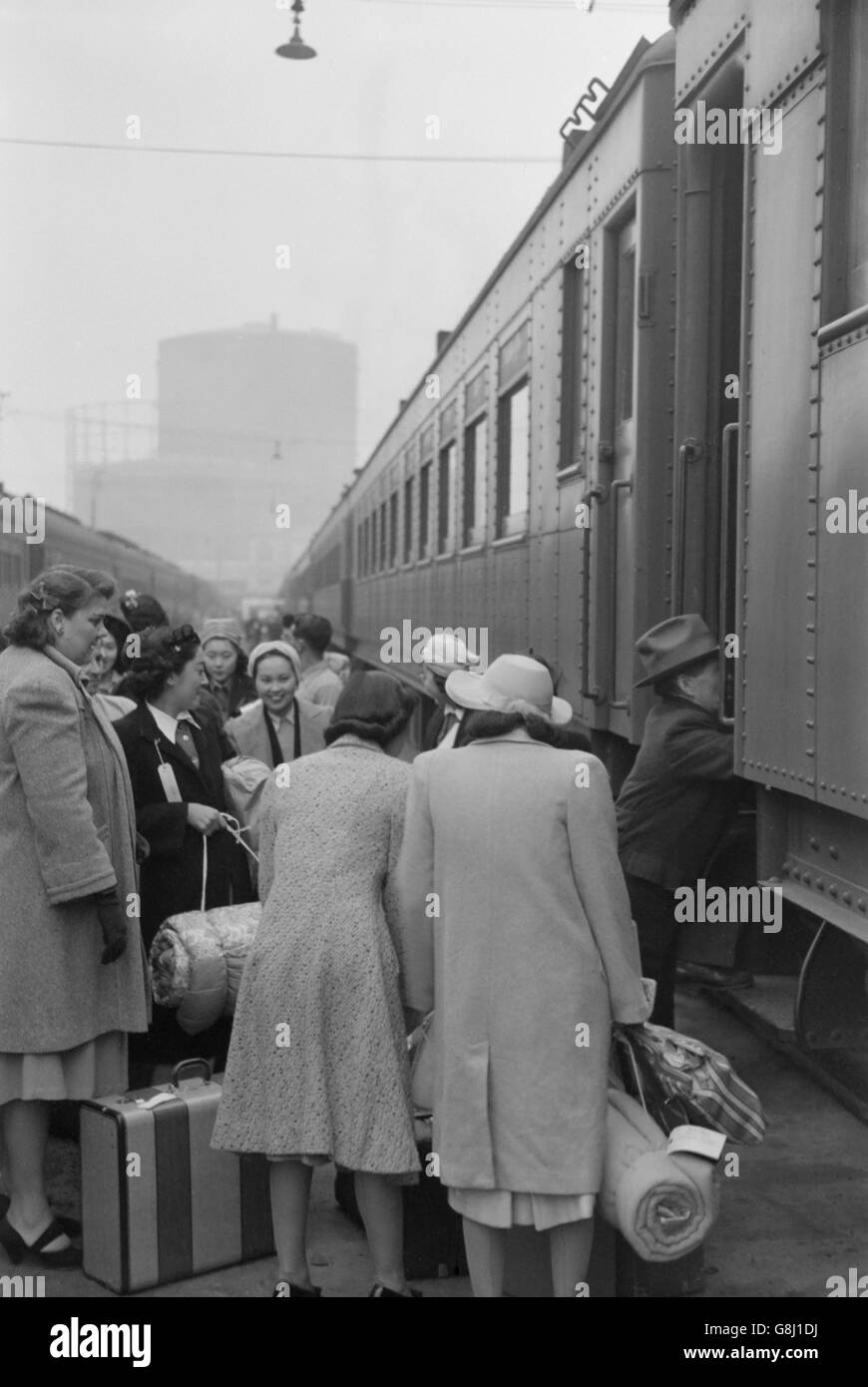 Américains d'embarquement pendant l'évacuation de la côte ouest de l'Américains d'origine les zones relevant de l'ordre d'urgence de la guerre de l'armée américaine, Los Angeles, Californie, USA, Russell Lee, Avril 1942 Banque D'Images