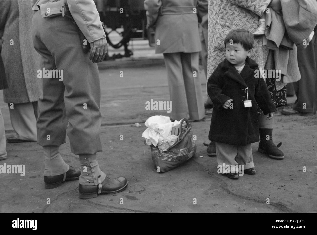 Pendant l'évacuation de l'enfant Japonais-américain américains à partir de la côte ouest les zones relevant de l'ordre d'urgence de la guerre de l'armée américaine, Los Angeles, Californie, USA, Russell Lee, Avril 1942 Banque D'Images