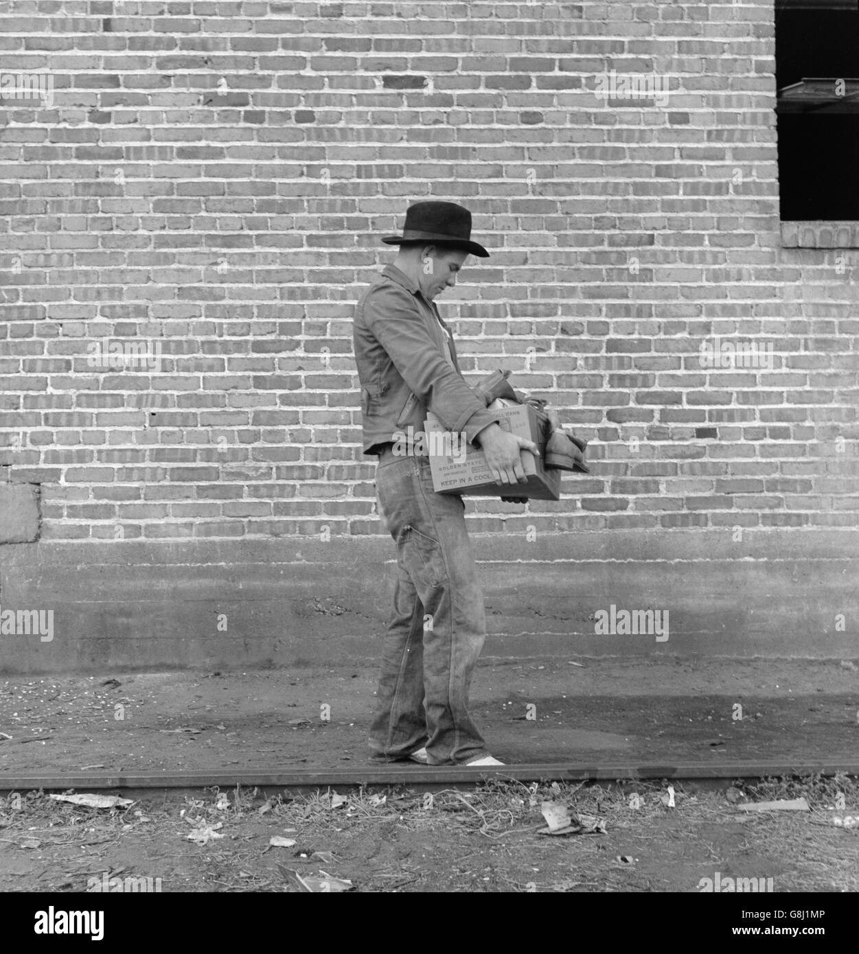 L'exécution de la récolteuse de coton Farm Security Administration (FSA) Octroi de la nourriture et les nécessités de sa famille au camp de migrants de la FSA, Bakersfield, California, USA, Dorothea Lange pour la Farm Security Administration, Novembre 1938 Banque D'Images