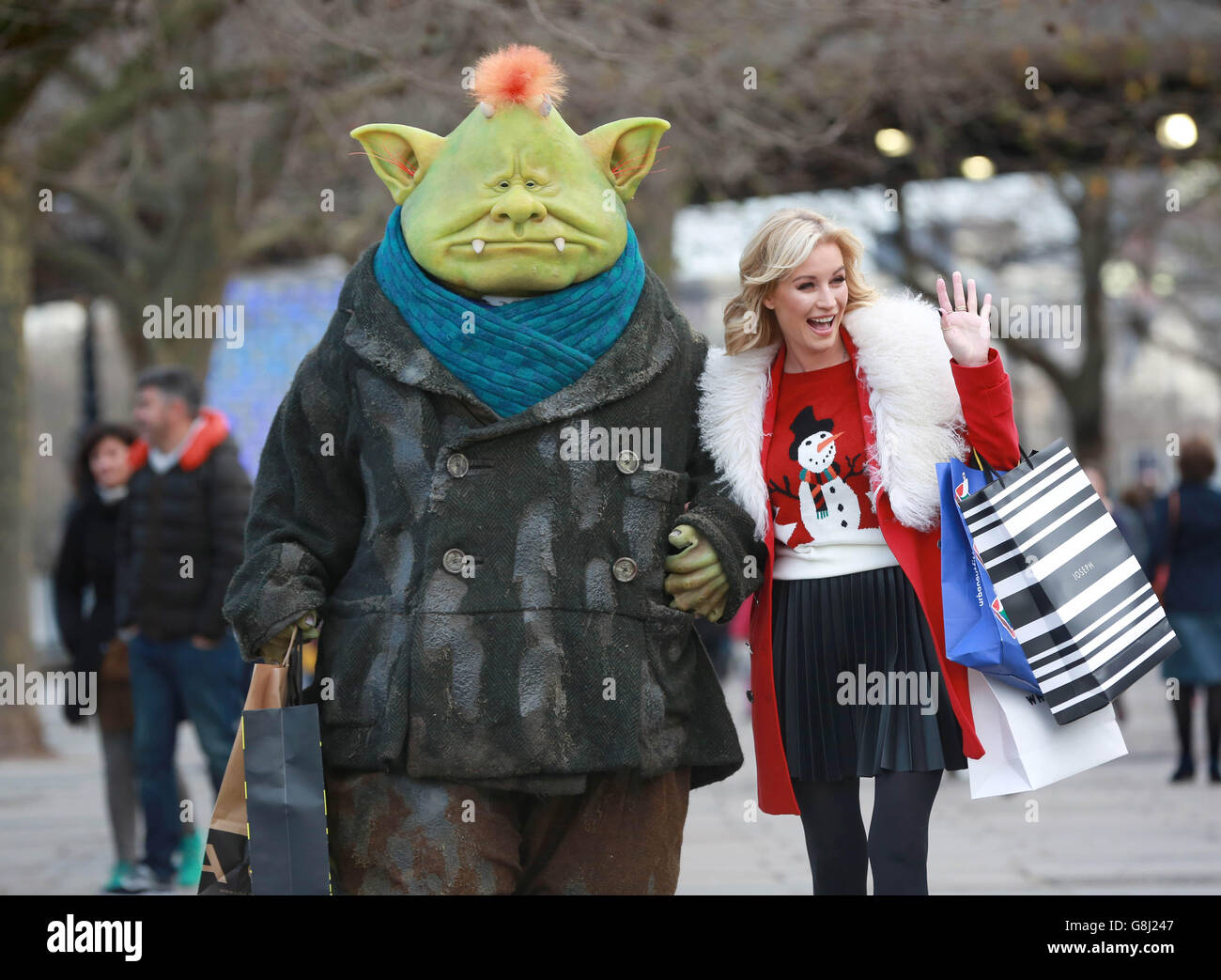 Denise van Outen se joint au personnage très apprécié de Raymond Briggs, le bogeyman, sur la rive sud de Londres, pour célébrer le lancement du nouveau champignon dramatique familial de Sky 1, le bogeyman, qui commence à 18 h le 27 décembre. Banque D'Images