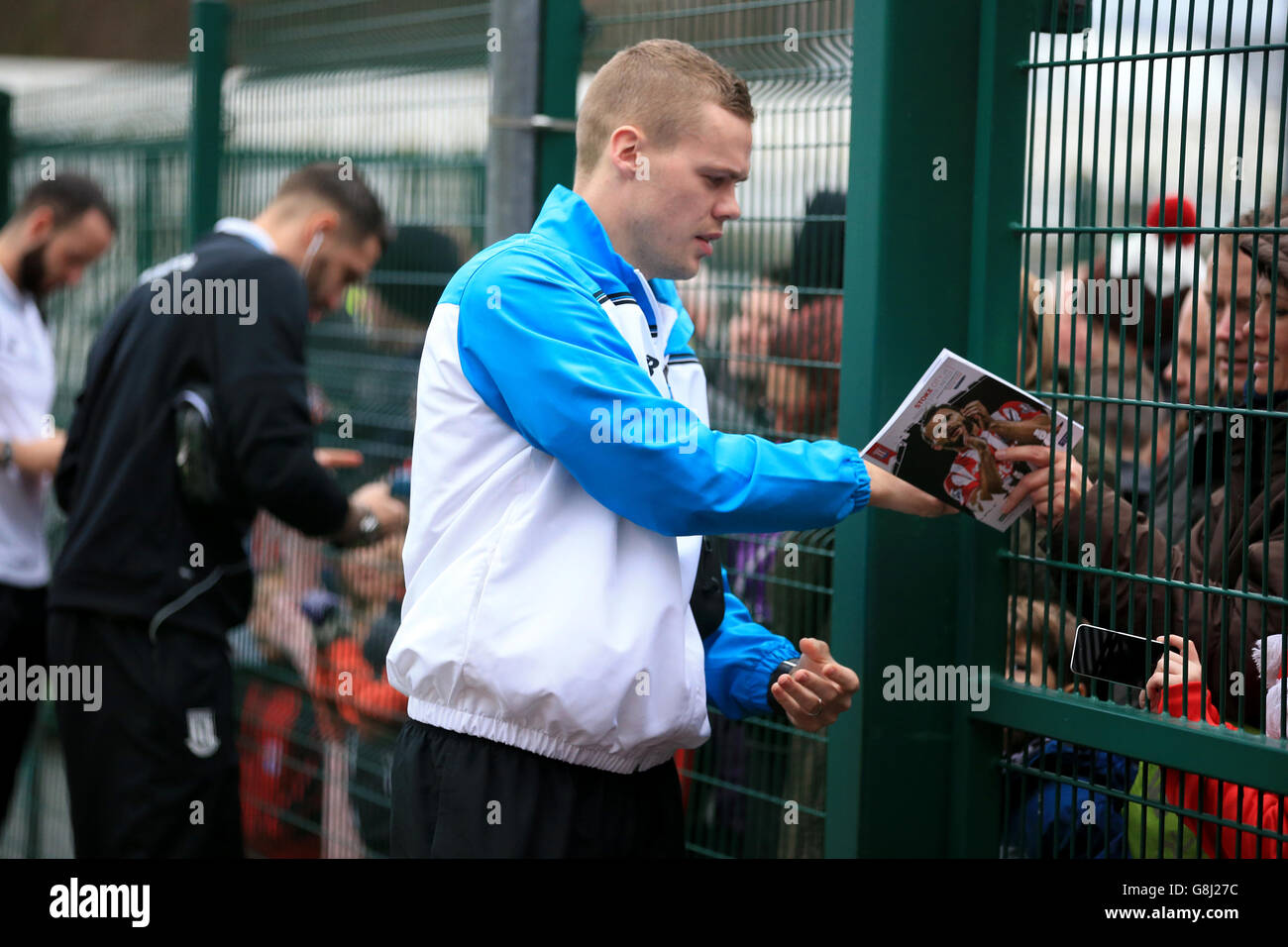 Ryan Shawcross, de stoke City, signe des autographes pour les fans lorsqu'il arrive pour le match avant le match de la Barclays Premier League au Britannia Stadium, Stoke. APPUYEZ SUR ASSOCIATION photo. Date de la photo: Samedi 26 décembre 2015. Voir PA Story FOOTBALL Stoke. Le crédit photo devrait se lire comme suit : Mike Egerton/PA Wire. Banque D'Images