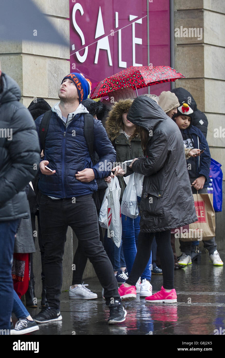 Les clients du matin font la queue devant le grand magasin Harvey Nichols lors des ventes du lendemain de Noël à Édimbourg. Banque D'Images