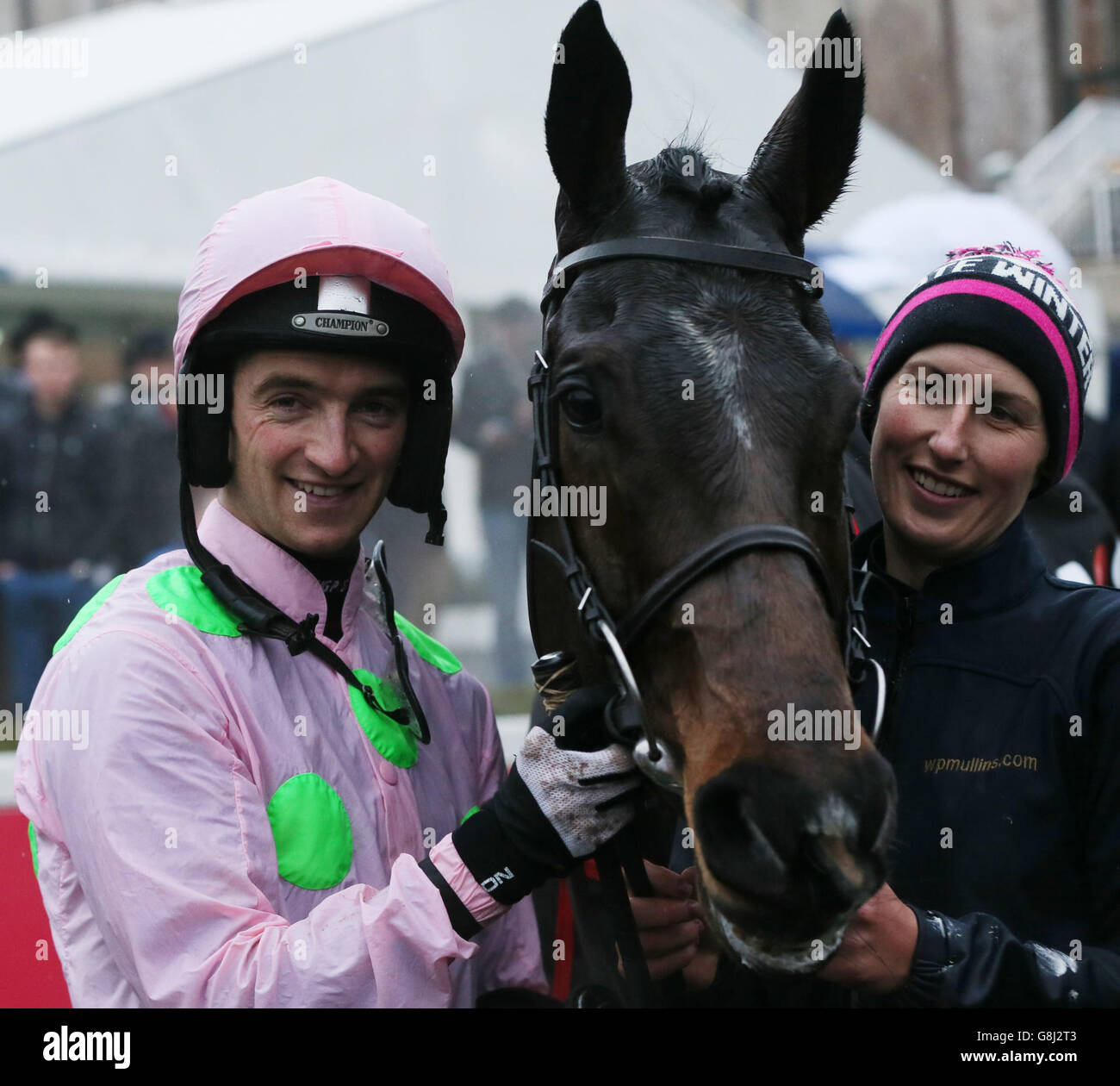 Patrick Mullins et le marié Gail Carlisle posent pour des photos avec Douvan après le Racing Post Novice Steeplechase pendant la première journée du Festival de Noël à l'hippodrome de Leopardstown, Dublin. Banque D'Images