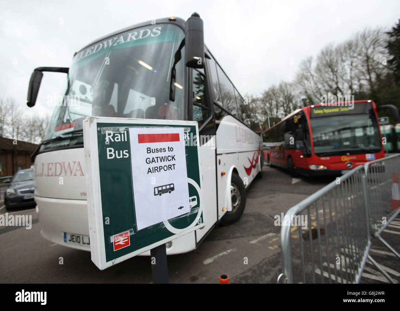 Le service de bus de remplacement de train de correspondance entre East Grinstead et l'aéroport de Gatwick, à la gare East Grinstead de Sussex, en raison de l'absence de service Gatwick Express depuis Londres pendant les fêtes. Banque D'Images