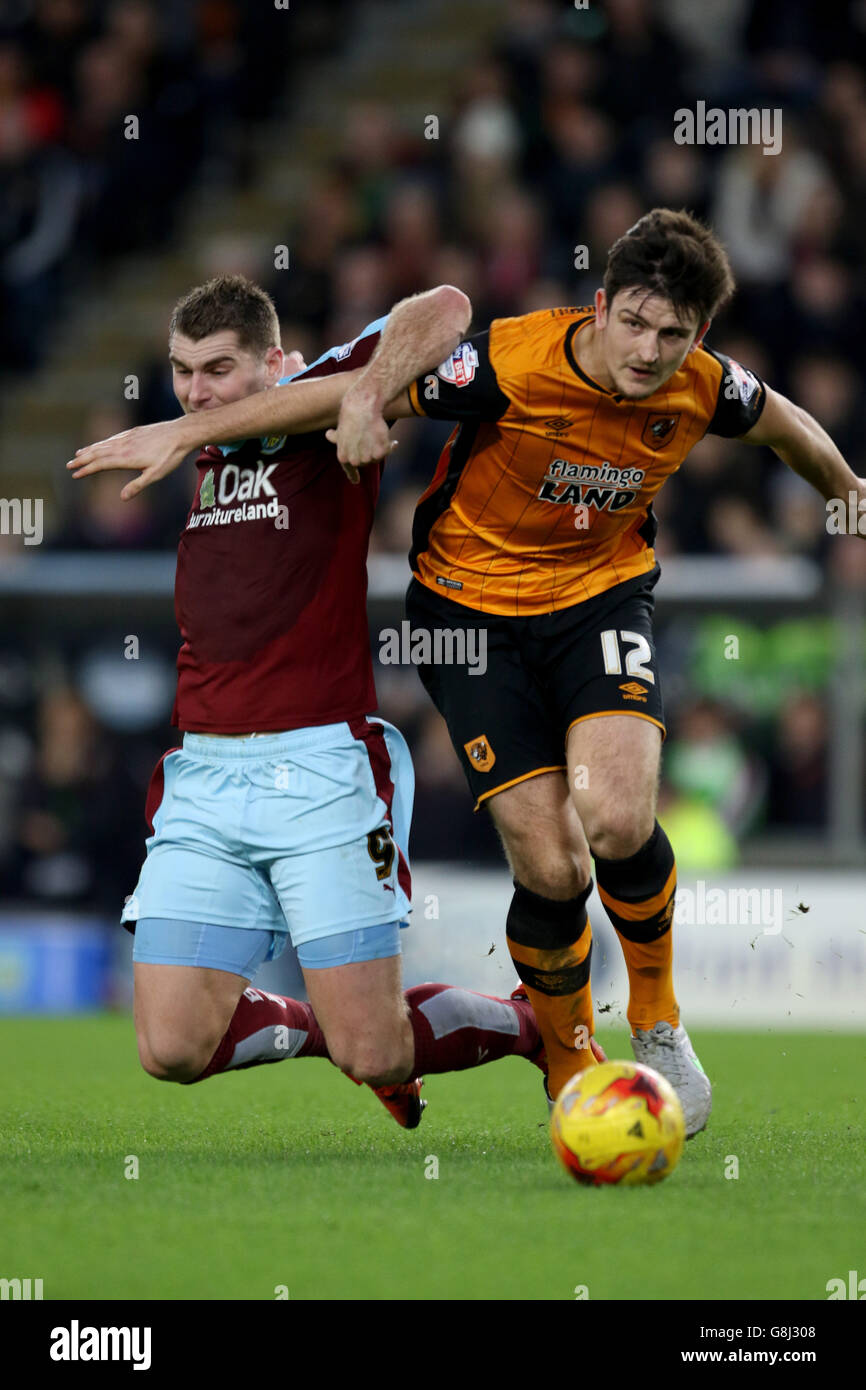 Harry Maguire de Hull City (à droite) retient Sam Vokes de Burnley pendant le match du championnat Sky Bet au KC Stadium, à Hull. APPUYEZ SUR ASSOCIATION photo. Date de la photo: Samedi 26 décembre 2015. Voir PA Story SOCCER Hull. Le crédit photo devrait se lire comme suit : Richard Sellers/PA Wire. Banque D'Images