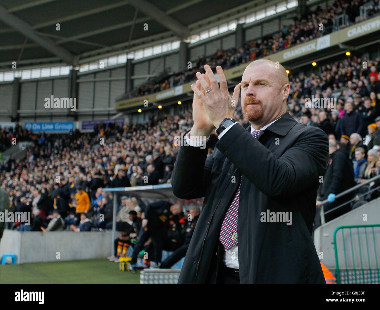 Sean Dyche, responsable de Burnley, applaudit les fans lors du match du championnat Sky Bet au KC Stadium, à Hull. APPUYEZ SUR ASSOCIATION photo. Date de la photo: Samedi 26 décembre 2015. Voir PA Story SOCCER Hull. Le crédit photo devrait se lire comme suit : Richard Sellers/PA Wire. Banque D'Images