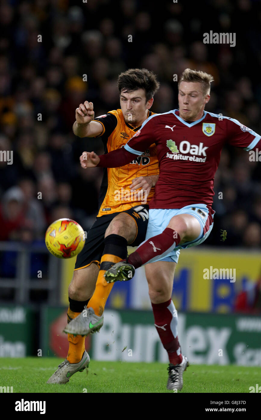 Harry Maguire de Hull City (à gauche) et Rouwen Hennings de Burnley pour le match du championnat Sky Bet au KC Stadium de Hull. APPUYEZ SUR ASSOCIATION photo. Date de la photo: Samedi 26 décembre 2015. Voir PA Story SOCCER Hull. Le crédit photo devrait se lire comme suit : Richard Sellers/PA Wire. Banque D'Images