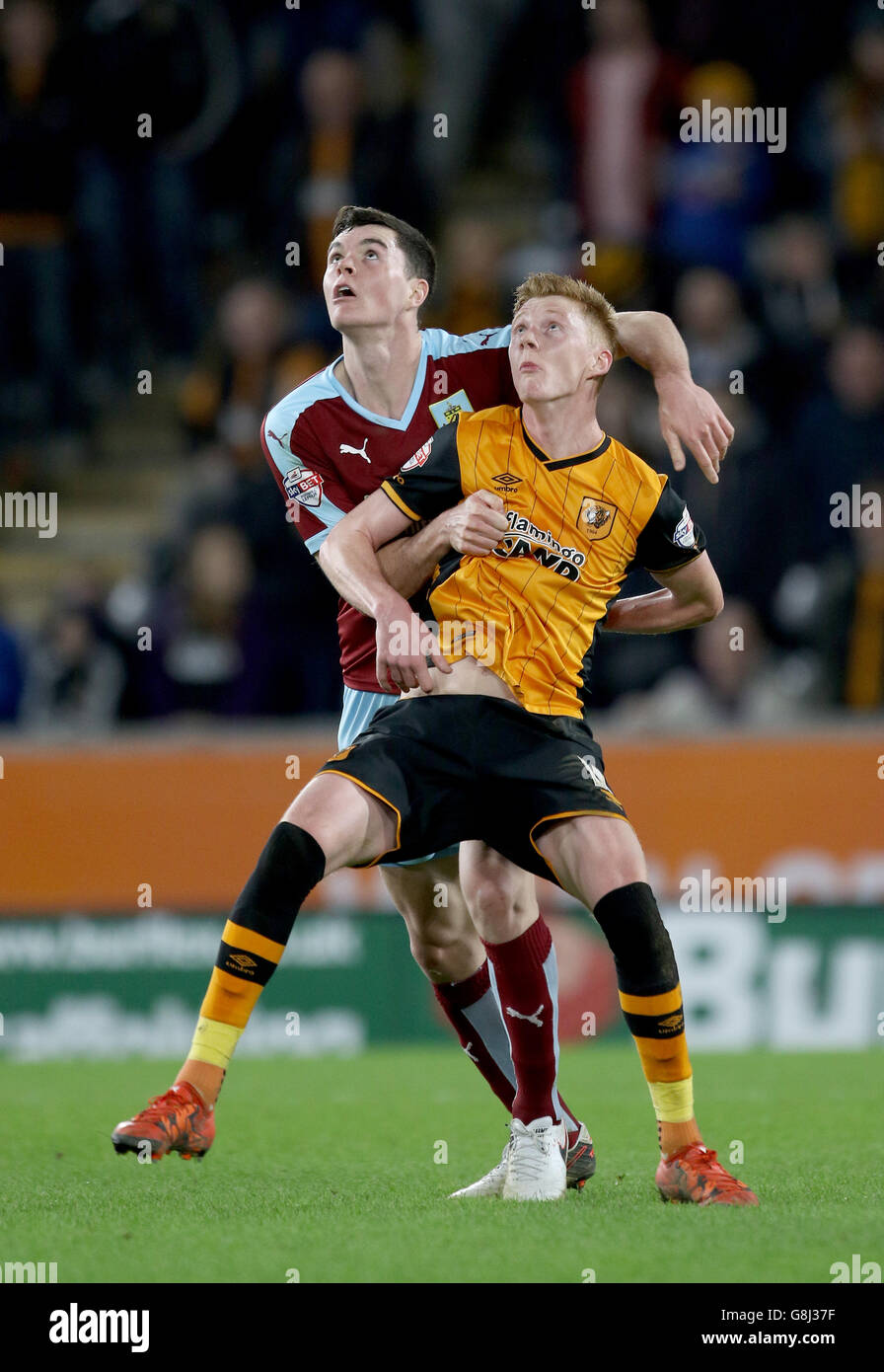 Michael Keane de Burnley (à gauche) se trouve aux côtés de Sam Clucas de Hull City lors du match du championnat Sky Bet au KC Stadium, à Hull. APPUYEZ SUR ASSOCIATION photo. Date de la photo: Samedi 26 décembre 2015. Voir PA Story SOCCER Hull. Le crédit photo devrait se lire comme suit : Richard Sellers/PA Wire. Banque D'Images