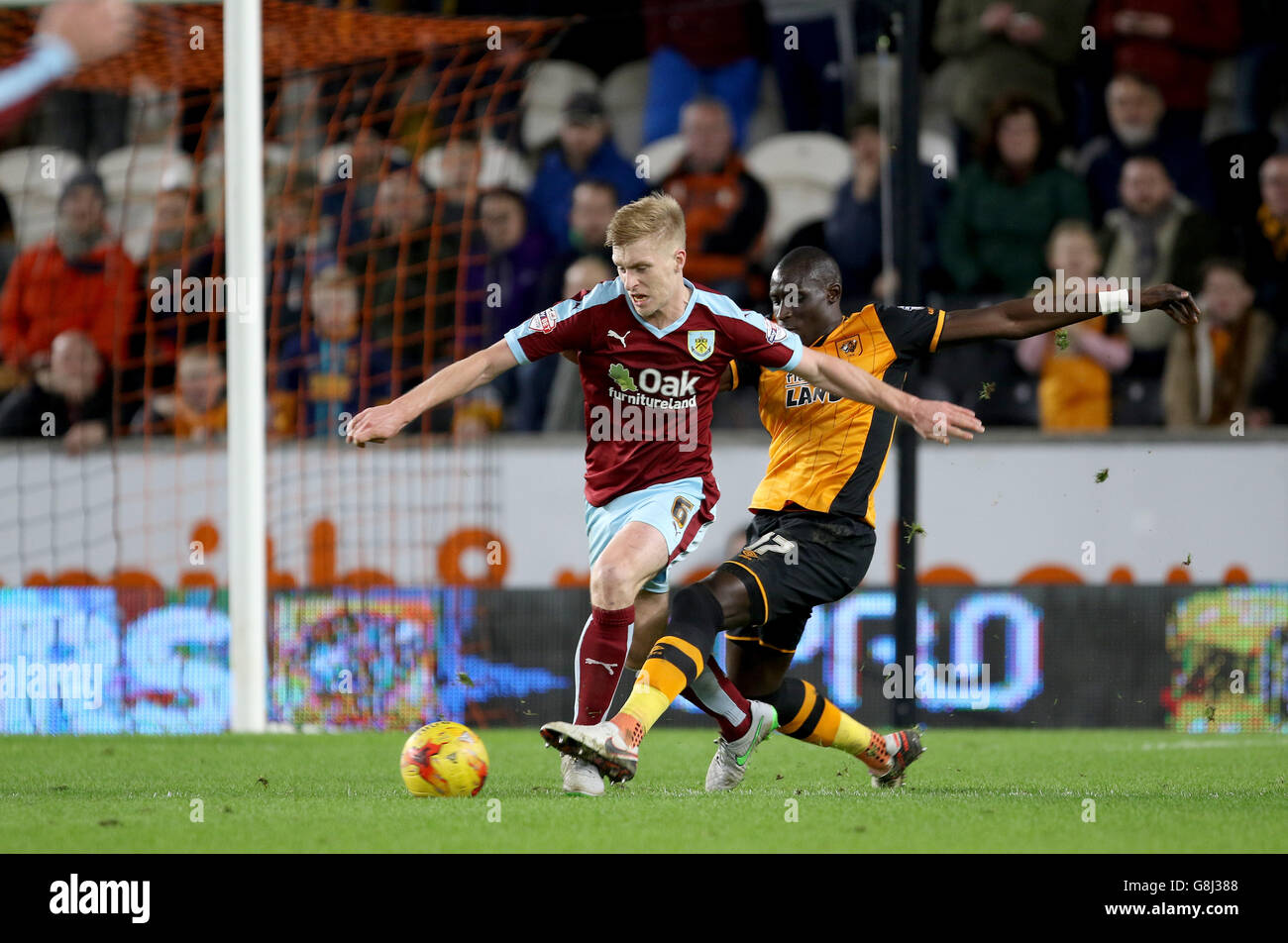 Ben Mee de Burnley (à gauche) est affronté par Mohamed Diame de Hull City lors du match du championnat Sky Bet au KC Stadium de Hull. APPUYEZ SUR ASSOCIATION photo. Date de la photo: Samedi 26 décembre 2015. Voir PA Story SOCCER Hull. Le crédit photo devrait se lire comme suit : Richard Sellers/PA Wire. Banque D'Images