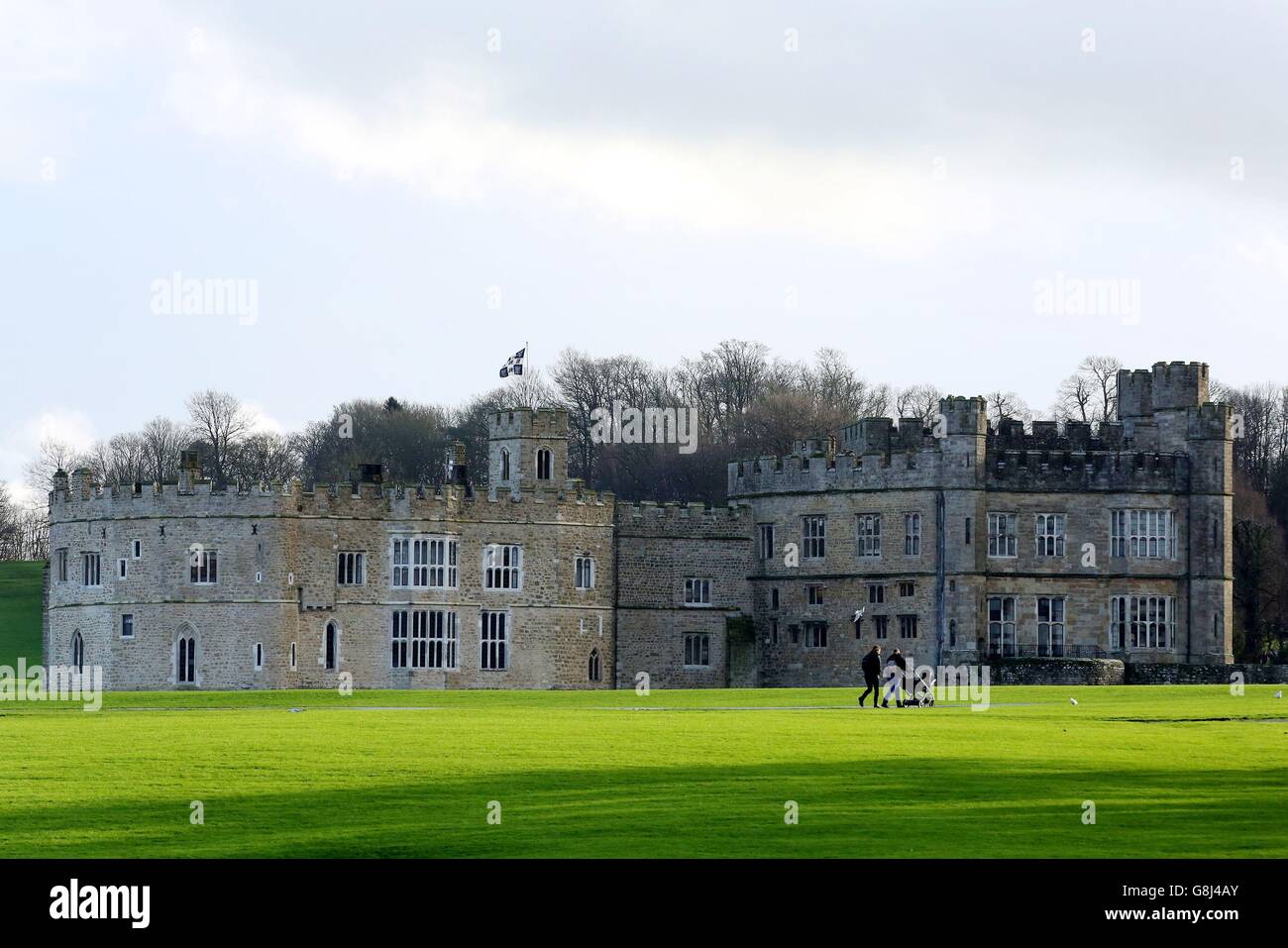 Un couple profite du soleil de l'après-midi au château de Leeds, dans le Kent, tandis que le pays s'écouple pour un temps plus orageux au cours des prochains jours. Banque D'Images