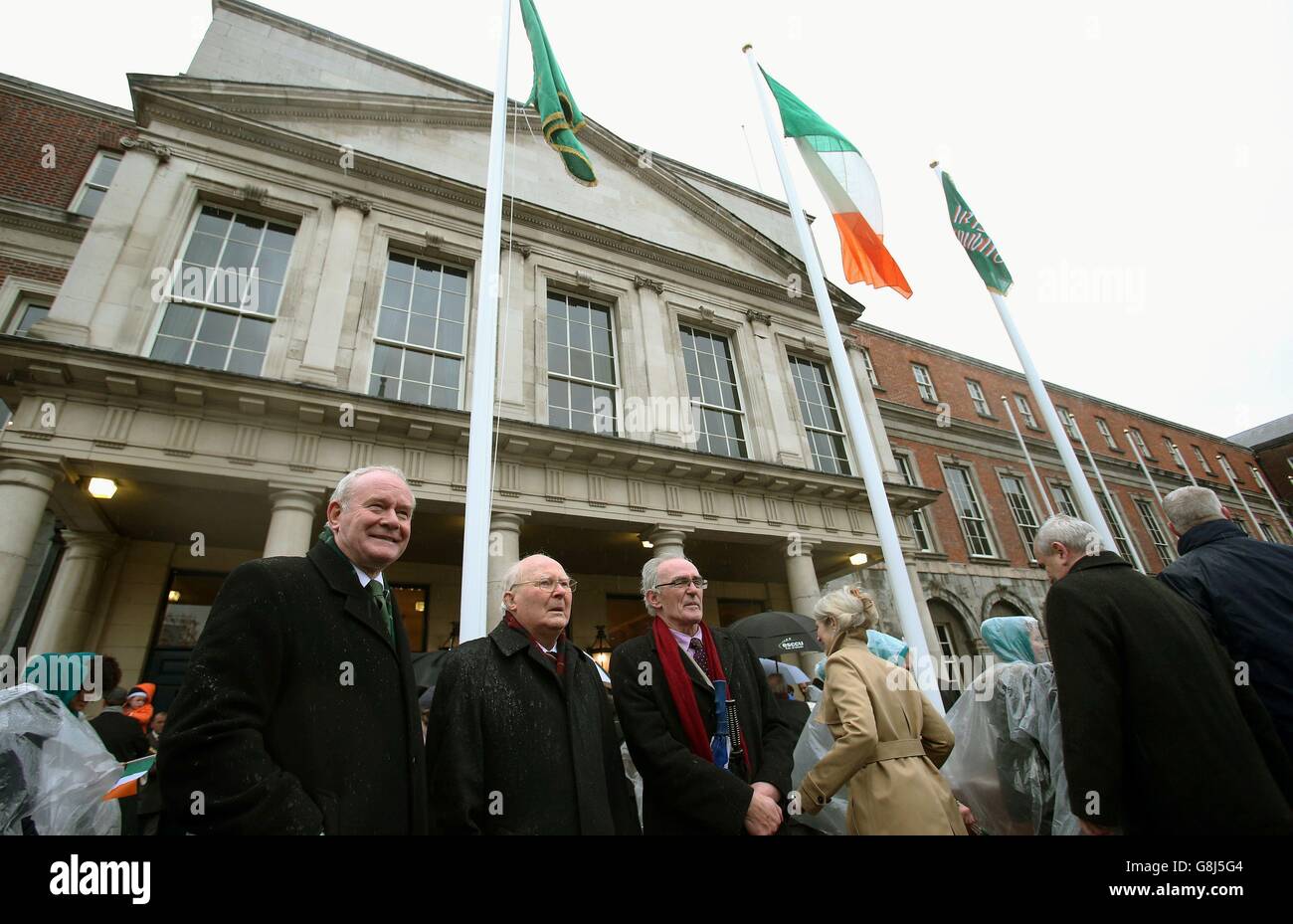 Martin McGuinness de Sinn Fein (à gauche) aux côtés des petits-fils de James Connolly, l'un des sept signataires de la Proclamation, James Connolly (au centre) et John Connolly, suivant le premier grand événement marquant le centenaire de l'ascension de 1916, au château de Dublin en Irlande. Banque D'Images