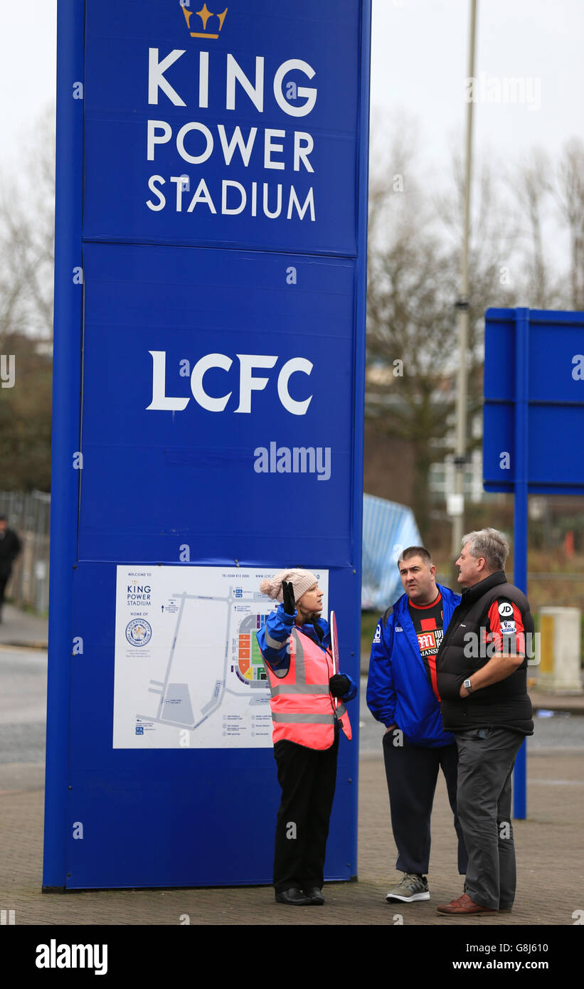 Les stewards donnent des indications aux supporters de l'AFC Bournemouth avant le match de la Barclays Premier League au King Power Stadium de Leicester. Banque D'Images