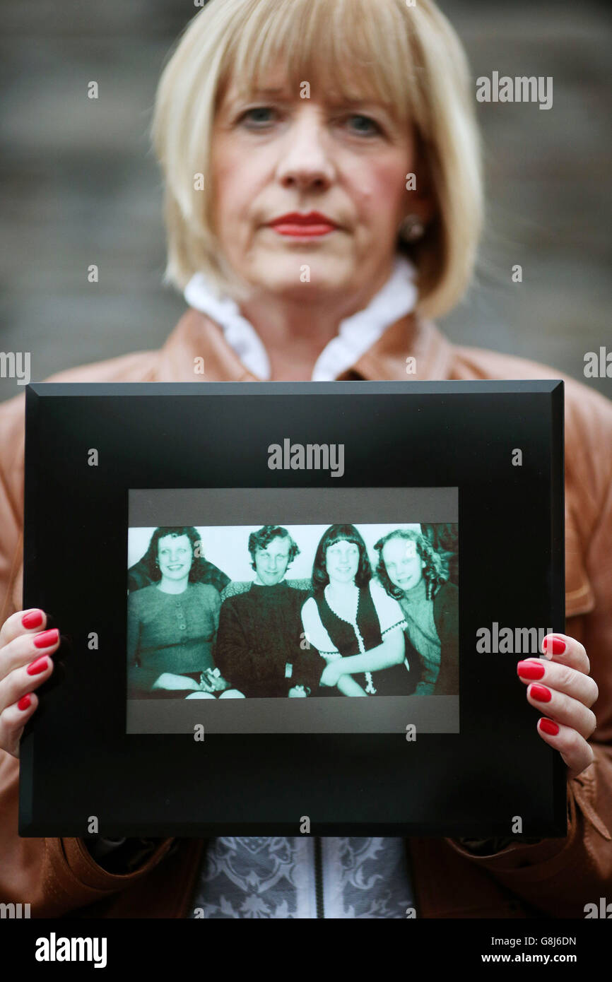 Karen Armstrong, dont le frère John McConville a été tué lors de l'attaque de Kingsmill, tient une photo de famille montrant Jon avec ses sœurs (de gauche à droite) Karen, 18, Mandy, 17, et Tania, 11. Le massacre de 10 travailleurs protestants en Irlande du Nord il y a exactement 40 ans ne doit jamais être oublié, a déclaré Alan Black, le seul survivant de l'attaque de l'IRA. Banque D'Images