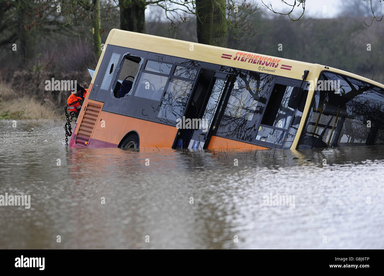 Un autobus a balayé la route par des eaux de crue entre Newton-on-Ouse et Tollerton, au nord de York. Banque D'Images