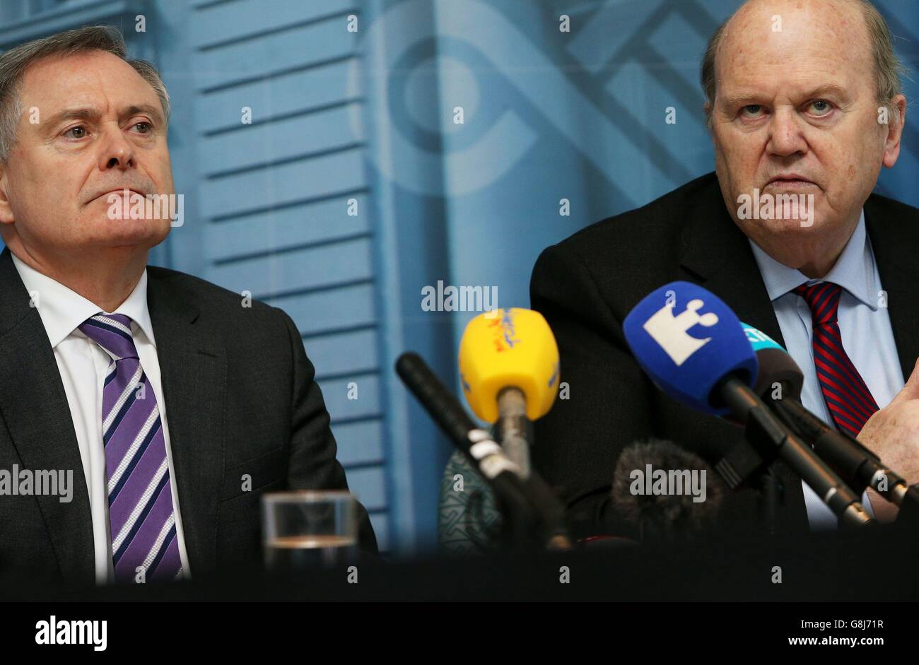 Brendan Howlin, ministre des dépenses publiques et de la réforme, et Michael Noonan, ministre des Finances, lors d'une conférence de presse sur la déclaration de l'Échiquier de fin d'année 2015 au ministère des Finances, à Dublin. L'impôt des grandes entreprises et l'argent comptant de la vente d'actions dans les banques sauvées ont été crédités pour aider le gouvernement à équilibrer ses comptes. Banque D'Images